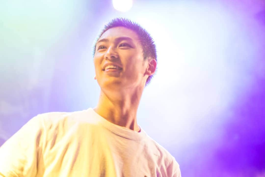 塩田康平のインスタグラム：「梅雨あるある  #梅雨によくある #雨降る降る詐欺 #降らんのかい！ #降る心持ちで過ごしたぜ？ #降れよ！ #気持ちを弄ばれた #梅雨に気持ちを弄ばれたわ #悪い男梅雨 #梅雨男 #ジメジメ系男子 #嫌われるで！？ #降れよ！ #梅雨よ #降るときは降る #降らんときは降らん #白黒はっきりさせないかんで！？ #明日は降るよな？ #降るのゲシュタルト崩壊 #塩田康平 #livephoto #塩スタグラム #塩スタ」