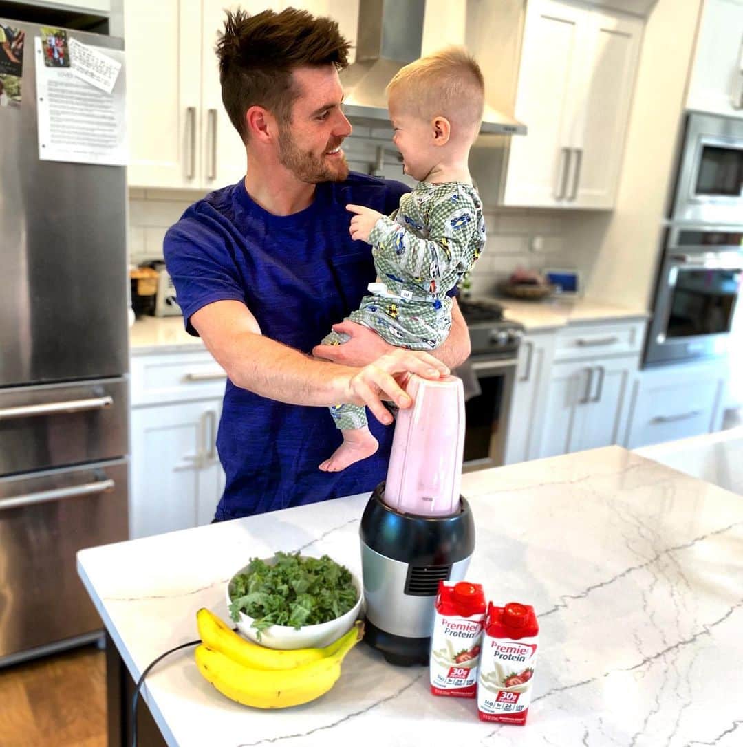 デービッド・ボウディアのインスタグラム：「Note-to-self: There’s always good amidst the bad. Knox-man hates the blender but little does he know a strawberries + cream @premierprotein smoothie is coming. #premierprotein #ad #premierself」