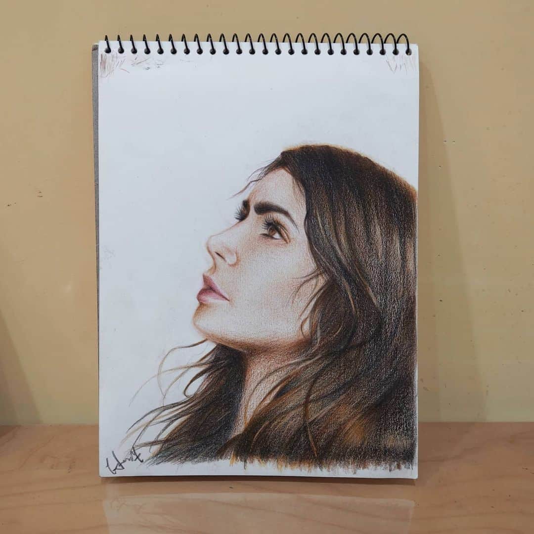 のインスタグラム：「女神系列第二彈😂 下次？ Trying to build a "Muse Series". #lilyjcollins . #huntsdrawing #colorpencil #drawing #practice #art」