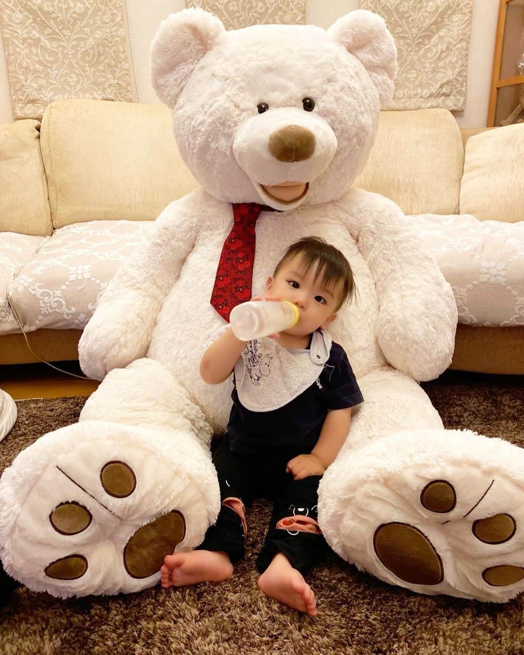 Momoeのインスタグラム：「しゅ実家の門番くまさん🧸💘 お姉ちゃんの結婚式の日に みよはまだお腹にいたのに 今はこうやって一緒に写真撮ってる📸 なんだか不思議💭 . 今日ははじ姉とシェフ（ただ丸くん）が うちに来てる🏡😋💘 . .  #happy #家事 #育児 #family #家族 #boy #smile #男の子 #息子 #code #love #lucky #kids #子供 #thankyou #宝物 #ベビー #fashion #follow #心 #縁 #パパ #ママ #家族写真 #男の子ママ #赤ちゃん写真 #photo #子育て #1歳 #flower」
