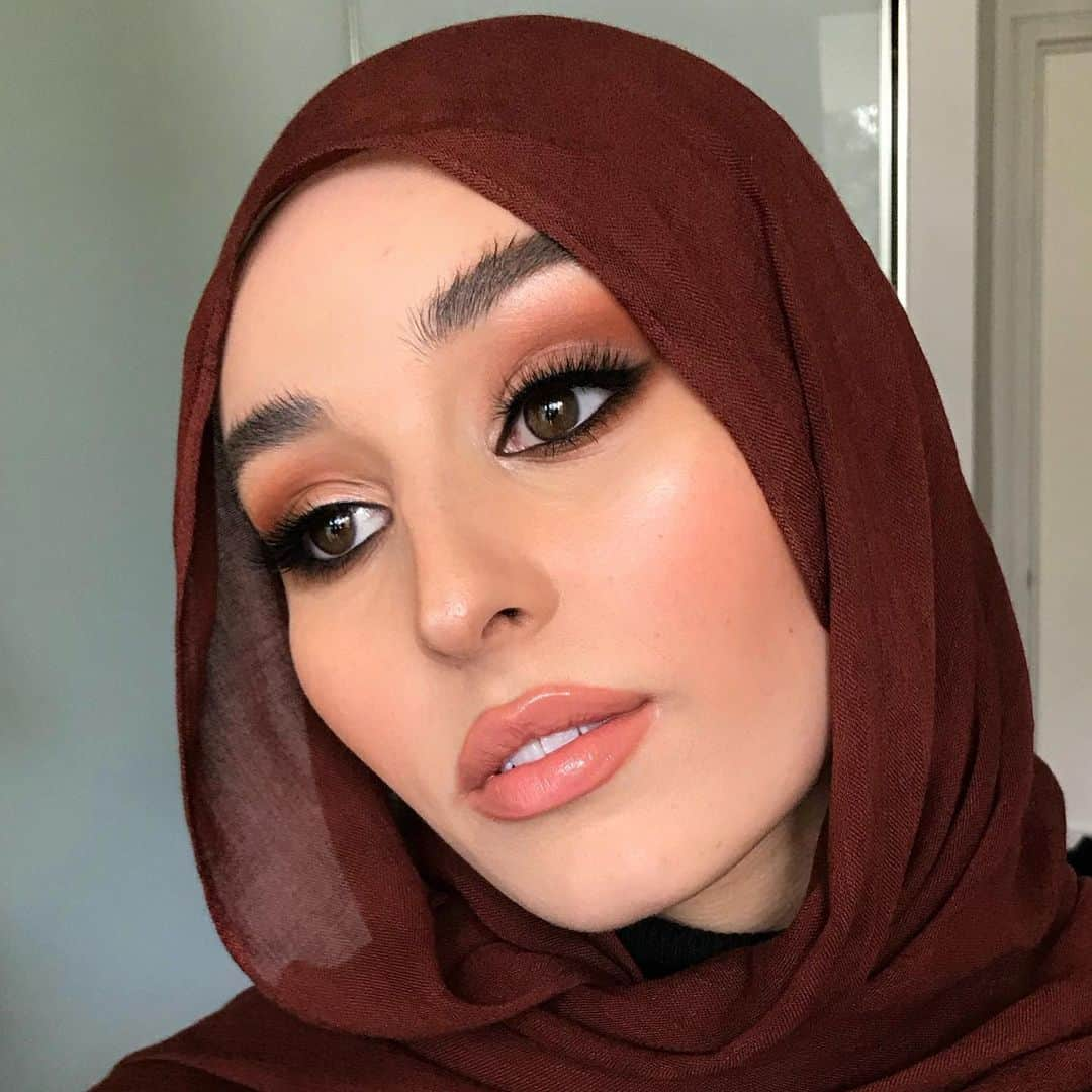 Ania Milczarczykのインスタグラム：「Just put up a poll up on insta story asking which makeup look to post cause I couldn’t decide out of the more natural makeup and light coloured hijab or the more dramatic makeup and dark hijab but texted @nawalsari STRAIGHT AFTER saying that you all better vote for the dark one cause I was posting it anyway hahahahaha」