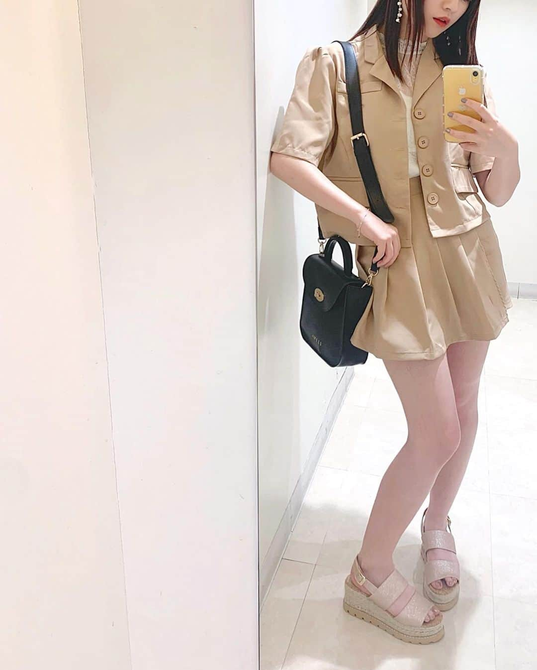 廣川奈々聖さんのインスタグラム写真 - (廣川奈々聖Instagram)「私服での撮影だった本日🐁👒﻿ ﻿ ﻿ 涼しげなベージュのセットアップは﻿形も可愛いし、これから先もたくさん使えそうだし、着心地も良いし、これはほんと買って良かった〜 ¨̮ ♡ ﻿ ﻿ サンダルは展示会で頼んでたもの！﻿ プチプラです キラキラで可愛い☁️﻿ ﻿ ﻿ ﻿ ﻿ ﻿ ﻿ #ななせのふく#春夏コーデ#セットアップ#セットアップコーデ #ベージュコーデ#ファッションコーデ#私服#silly_code#todayscode#タグ付け」6月25日 21時42分 - nanaseven7_u_u