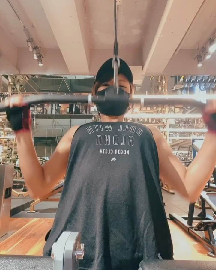彩海のインスタグラム：「. . 昔は#ラットプルダウン とか 一切やったことなかったけど 姿勢改善や肩こりにもいいので 最近取り入れてます。 . . アタッチメントいろいろ変えて 研究しようとおもってます🤔 . . とにかく肩上がらないように 姿勢良く胸張って頑張ろう👌🏽 . . . #fitnessmotivation #fitnessgirl #fitgirl #fitnesslifestyle #fitnessvideo #workout#latpulldown」