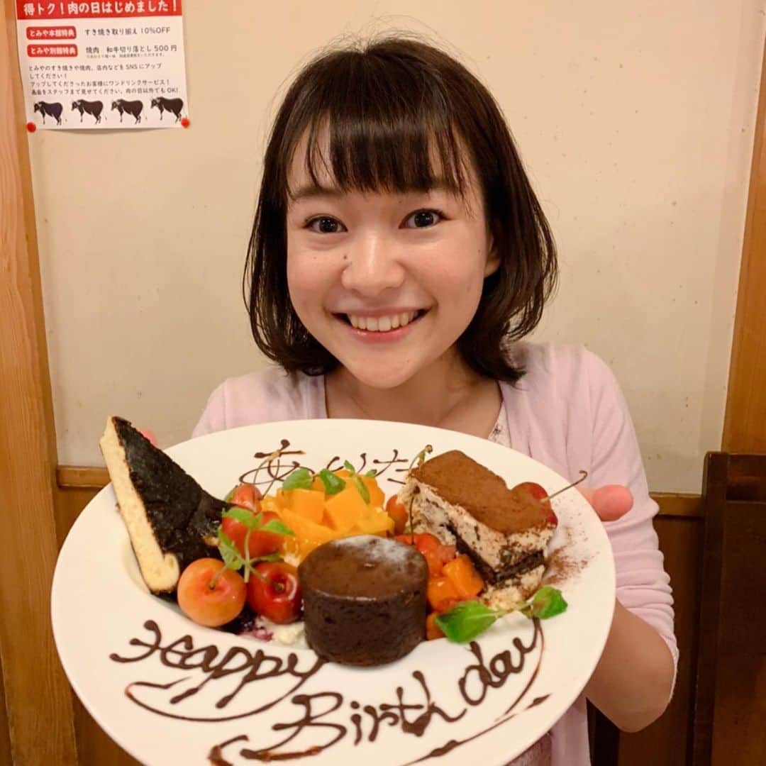 有田優理香のインスタグラム：「6月24日誕生日でした！29歳になりました！毎年6月になったらテレビで散々誕生日アピールしてごめんなさい。  ずっと我慢してたけど、久しぶりの外食。すき焼きに誕生日ケーキにしあわせでした🙏✨ 仕事もプライベート🐶も今が1番楽しい🙌20代ラストイヤー駆け抜けます！  #広島テレビ　#アナウンサー　#誕生日　#1年前の今日　#acl鹿島戦　#前日決起集会 #懐かしい」