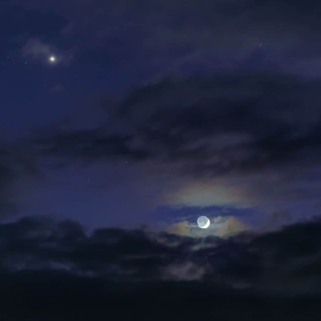 KAGAYAさんのインスタグラム写真 - (KAGAYAInstagram)「いつかみたソラ🌌 三日月と金星。 淡く色づいた雲のベールに今にも隠れそうな月。 （2018年 西表島にて撮影） 今日もお疲れさまでした。」6月25日 21時46分 - kagaya11949