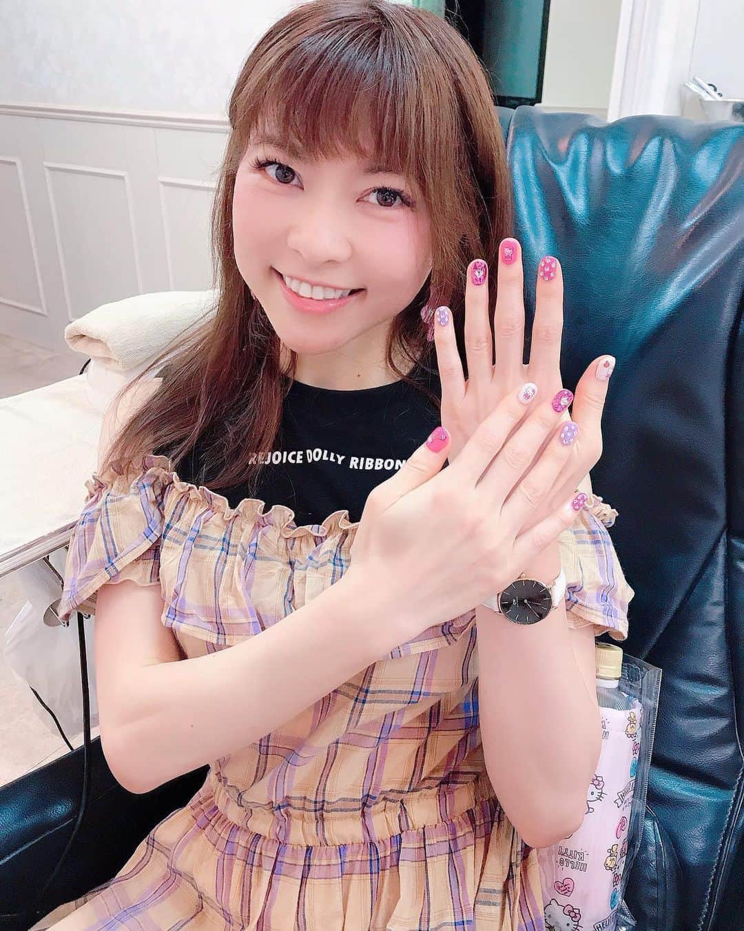 DJ MIYAさんのインスタグラム写真 - (DJ MIYAInstagram)「こんばんにゃんっ❤️今日は、渋谷ヒカリエのお隣のビルの中にあるNail Salon❤️ 「TerraBlue渋谷店」@terra.official　様でHand Jel nailをしていただきましたーぁぁぁ💓❤️ . .  数千種類というNail design sampleをipadで選ばせて頂きました❤️ 大好きなキティちゃん❤️の超かわいいデザイン！！❤️（ストーンやベースの色、配置など変更可能） . .  まさに、やってみたかったキティちゃんネイル💅しかも、キラキラの🤩派手な感じですごい大満足でーす！ . .  ネイリストさんとの話も楽しくてあっという間の時間でした♪🌈 . 『わたし、MIYAの投稿を見た』で初回のお会計がクーポン価格からさらに10％OFFになるよ！❤️ . .  3ヶ月ぶりのJel Nailに感激しちゃったぁ❤️ネイルケアも、massage chairでrelaxしながら全身もほぐれちゃう💗 .  大人気のネイルサロンです、次々とお客様がいらしてました。 . .  みんな行ってみてね❤️ . .  ありがとうございました💗💗 . . .  ウーミーPR  #PR #渋谷ネイル #ネイルサロン #渋谷 #渋谷ネイルサロン #キラキラネイル #SHIBUYA #旅インスタグラマー #インスタグラマー #インフルエンサー #今日のコーデ #今日のメイク #ファッション #ブロガー #ネイル好き #ジェルネイル #今日のファッション #ファッショニスタ #コーディネート #ネイル #旅好き女子 #ジェルネイル #ネイルデザイン  #ファッション大好き #ファッション好き　#コーディネート　#美容マニア #美容インフルエンサー #美容好き #モデル #美容大好き #キティちゃんネイル」6月25日 21時47分 - dj_miya