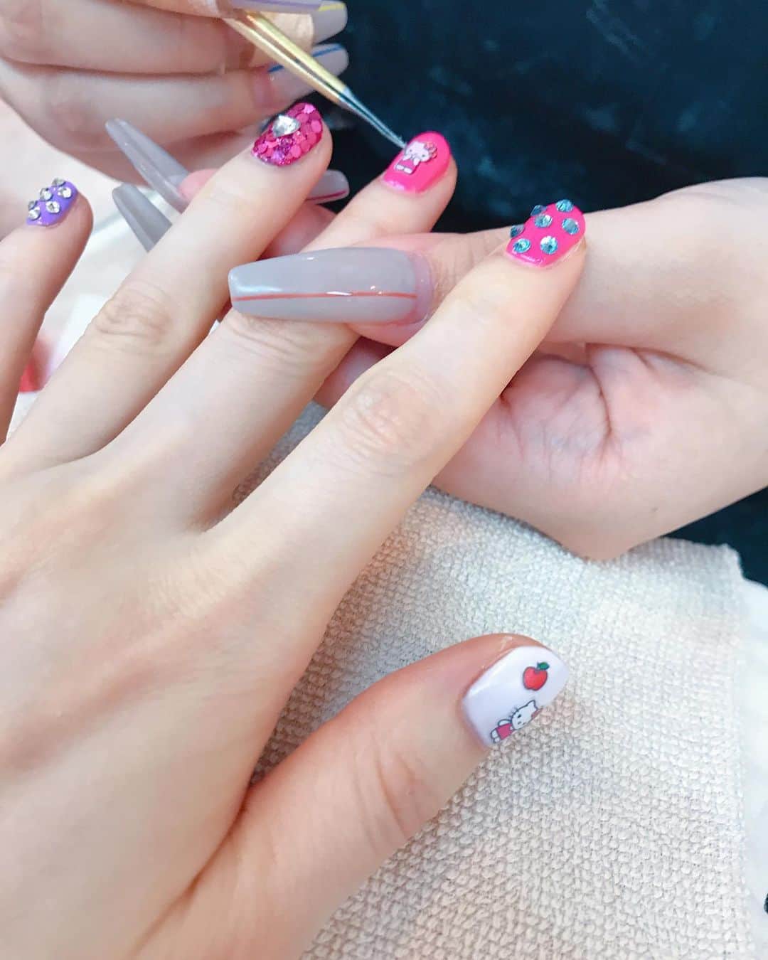 DJ MIYAさんのインスタグラム写真 - (DJ MIYAInstagram)「こんばんにゃんっ❤️今日は、渋谷ヒカリエのお隣のビルの中にあるNail Salon❤️ 「TerraBlue渋谷店」@terra.official　様でHand Jel nailをしていただきましたーぁぁぁ💓❤️ . .  数千種類というNail design sampleをipadで選ばせて頂きました❤️ 大好きなキティちゃん❤️の超かわいいデザイン！！❤️（ストーンやベースの色、配置など変更可能） . .  まさに、やってみたかったキティちゃんネイル💅しかも、キラキラの🤩派手な感じですごい大満足でーす！ . .  ネイリストさんとの話も楽しくてあっという間の時間でした♪🌈 . 『わたし、MIYAの投稿を見た』で初回のお会計がクーポン価格からさらに10％OFFになるよ！❤️ . .  3ヶ月ぶりのJel Nailに感激しちゃったぁ❤️ネイルケアも、massage chairでrelaxしながら全身もほぐれちゃう💗 .  大人気のネイルサロンです、次々とお客様がいらしてました。 . .  みんな行ってみてね❤️ . .  ありがとうございました💗💗 . . .  ウーミーPR  #PR #渋谷ネイル #ネイルサロン #渋谷 #渋谷ネイルサロン #キラキラネイル #SHIBUYA #旅インスタグラマー #インスタグラマー #インフルエンサー #今日のコーデ #今日のメイク #ファッション #ブロガー #ネイル好き #ジェルネイル #今日のファッション #ファッショニスタ #コーディネート #ネイル #旅好き女子 #ジェルネイル #ネイルデザイン  #ファッション大好き #ファッション好き　#コーディネート　#美容マニア #美容インフルエンサー #美容好き #モデル #美容大好き #キティちゃんネイル」6月25日 21時47分 - dj_miya
