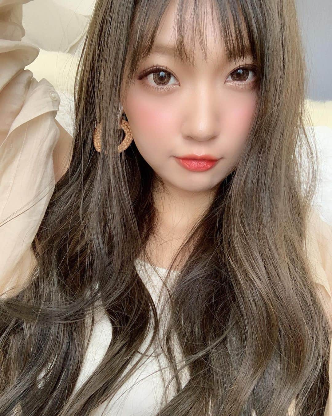 いっちゃん/嶋津 いつみのインスタグラム：「. . ヘアカラーについて どうやってオーダーしたら その色になりますか？←ってたくさん質問いただいたんやけど (ありがとぉ😭🙏🏻💕) . . . . 毎回、この色にして下さい!! っていうのはなくて… . 今回は なんかマットでカーキでアッシュな透明感。 っていうフワッとしたイメージだけ 美容師さんにオーダーしてん😅💦 . . . . それだけでこの仕上がりにしてくれる @yoooheeey  さんを信頼してるので❤️ . . . . なので、オーダーする時は この画像を見せてもらうのが 1番かと思います🙇‍♂️ . . この色味ならメンズでもオシャレに決まるし お揃いカラーしよねー🥴✌🏻💕ww . . . . .  #関西  #関西サロモ  #サロンモデル #サロモ #いっちゃん  #フリーモデル #関西モデル  #あざといっちゃん #かわいっちゃん #いっちゃんコーデ #ブライダルモデル #アレンジモデル #ヘアカラー  #ヘアアレンジ #くしゃ顔」