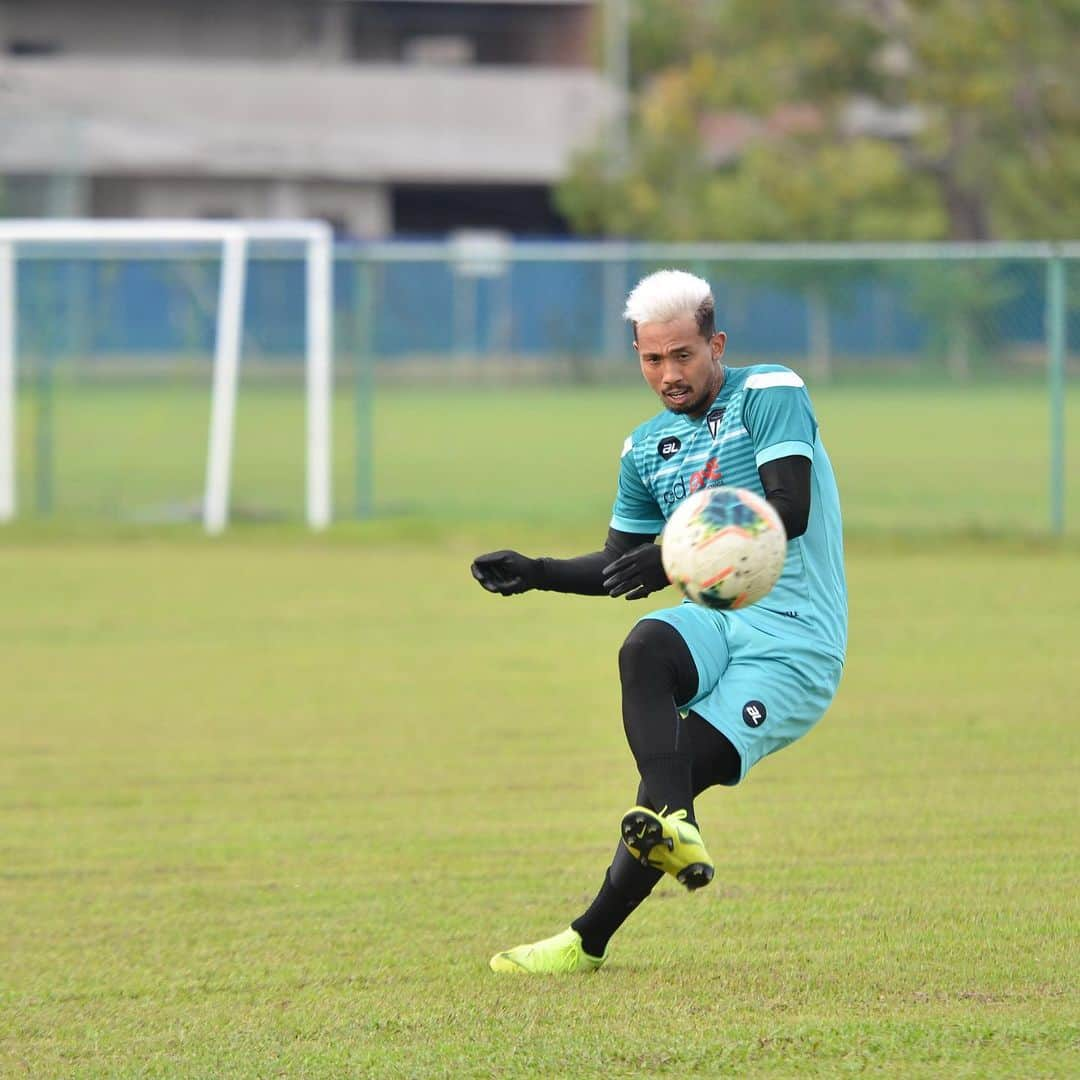 鈴木ブルーノさんのインスタグラム写真 - (鈴木ブルーノInstagram)「Happy to be back to team training ⚽️⚪️⚫️ my big  Professional photographer @razziharun」6月25日 21時49分 - cbruno_7