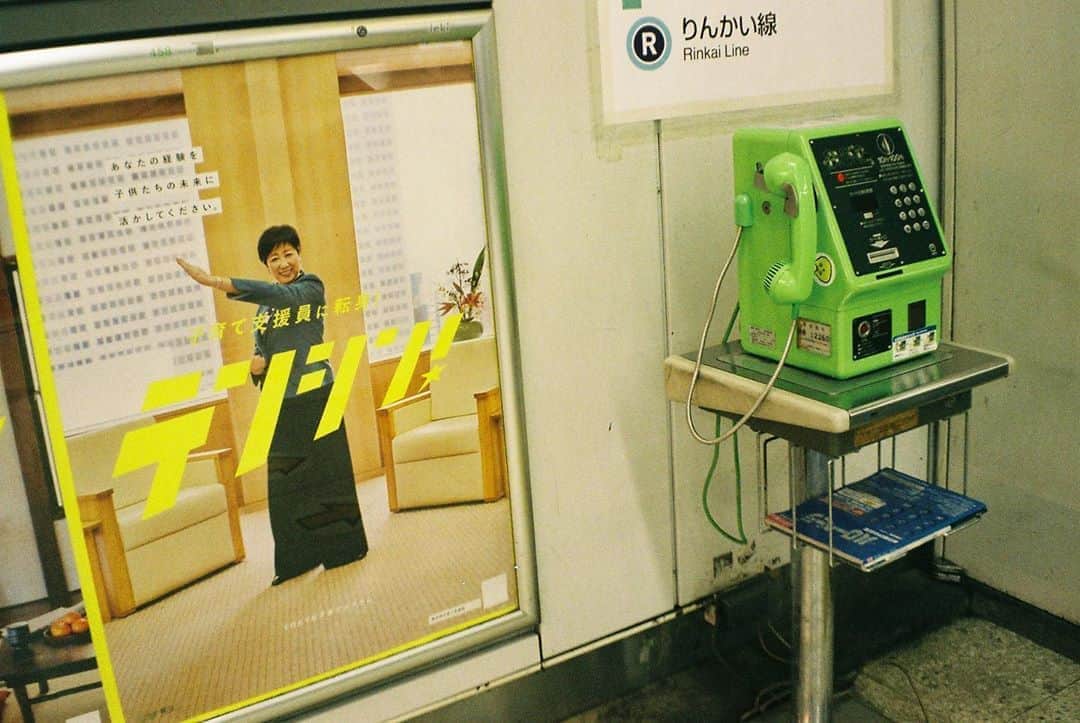 東京DANDYのインスタグラム：「短期的な視点に立つ政治パフォーマンスで小池百合子に敵う者はいない。日本のメディアが一斉に取り上げる、キャッチコピーに祭り上げられて、百合子ちゃんのメディア露出は否応なく高まり、東京都知事選で他の候補者を大きく引き離す。ここで提起される問題は、テレビ放送を通じて一方的に流される情報を受け入れるのではなく、あなたは候補者たちについてどれだけ知りたいか、知る努力をするのかということである。⁣ ⁣ Yuriko Koike is the queen of short-term performative politics. Buoyed by catchy buzzwords that the Japanese media lap up, Yuriko-chan's media exposure is what gives her the lead over the other candidates for Tokyo Governorship. Which raises the question, how far are you willing to go to find out about the candidates other than just what's fed to you on television?⁣ ⁣ #VOTE #小池百合子 #KoikeYuriko #Tokyo #東京都知事選挙 #2020年東京都知事選挙 #TokyoGovernor #35mm #ContaxT2 #FilmPhotography」