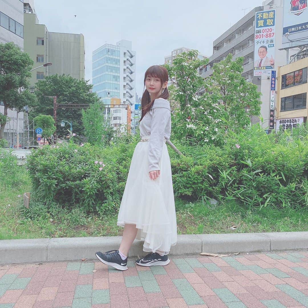 金久保マユ（ぼんぼん）のインスタグラム：「今週の27日土曜日！17時からニコニコ生放送にて「結チャンネル」さんに出演させて頂くことになりました！人狼ゲーム！します🐺 . . あまり特殊レギュはやった事がなく、今回の役職も完全に初めまして！ですがとても楽しみです🥰 . . . 『求愛者』っていう役職が入るらしいですよ！狼と求愛者に選ばれた恋人は、夜の時間に作戦時間があるとか、、🥰💗求愛者引きた〜〜〜い！！！！笑 . . がんばります！ . . . . . . . .  #春夏コーデ#夏コーデ#ワンピース#ワンピ#きょコ#美意識向上#かわいい#水色#ゆめかわいい#量産型オタク#量産型コーデ#リュック#ツインテール#作品撮りしたい#金曜日#YouTube#TikTok#自撮り女子#ロングスカート#白スカート#肩出し#love#follome#animegirl#photography#NIKE#そと#自然」