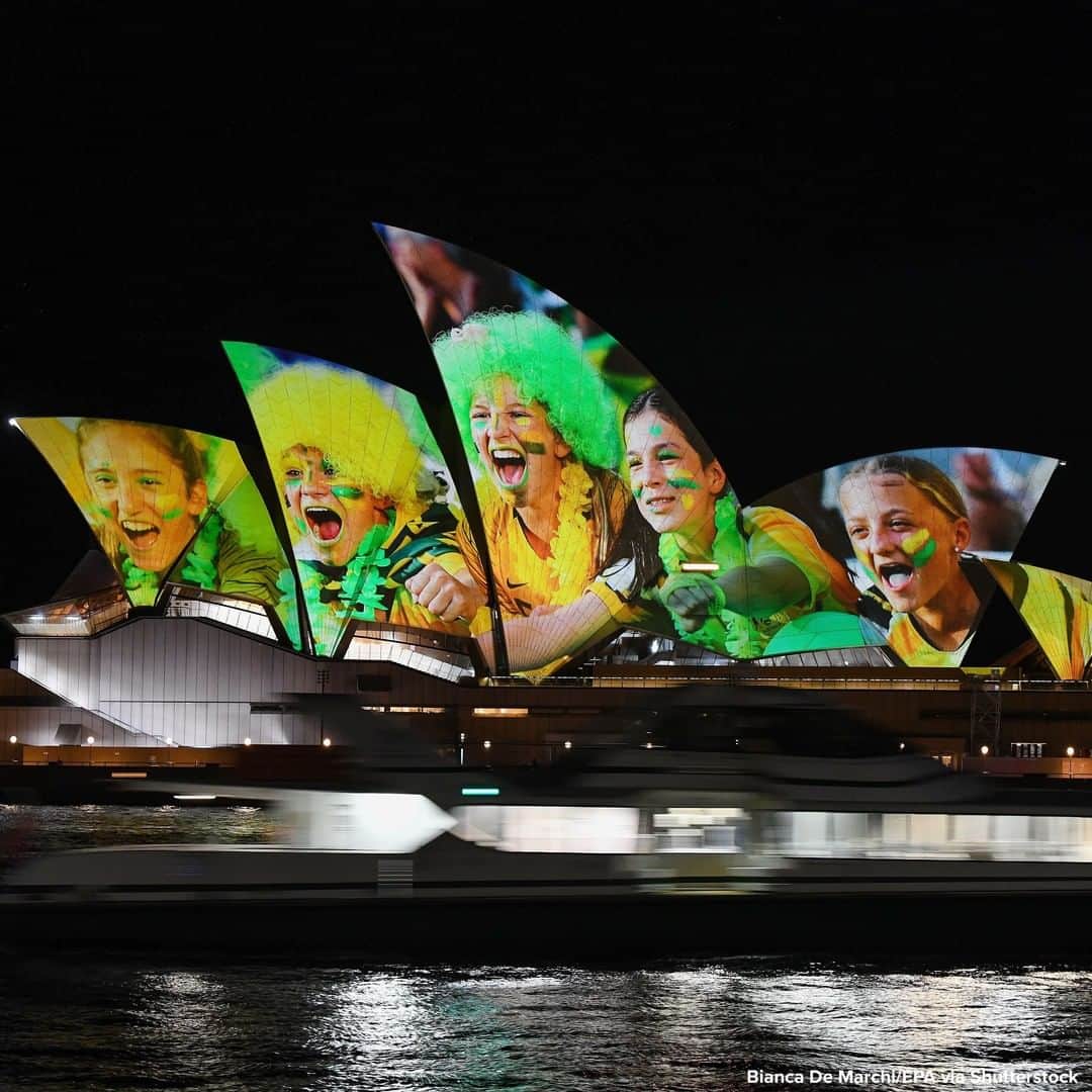 ABC Newsさんのインスタグラム写真 - (ABC NewsInstagram)「Sydney Opera House is illuminated in support of Australia and New Zealand's joint bid to host the FIFA Women's World Cup 2023. #soccer #sydney #worldcup #sydneyoperahouse」6月25日 21時50分 - abcnews