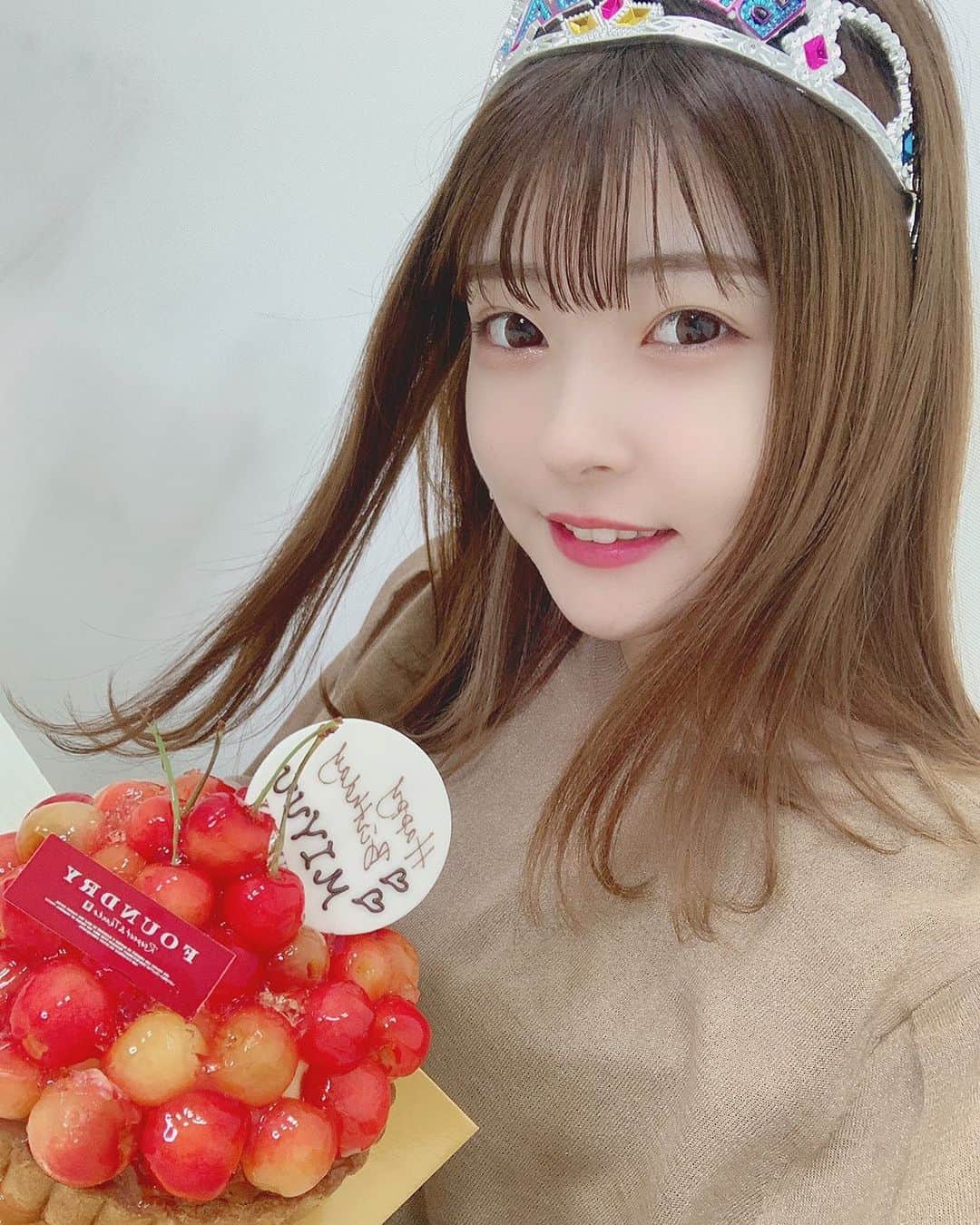 のインスタグラム：「. 今日で19歳になりました❤︎ これからも応援宜しくお願いします。  今日はゆっくりコメントを読みたいので コメント返しお休みします🥺」