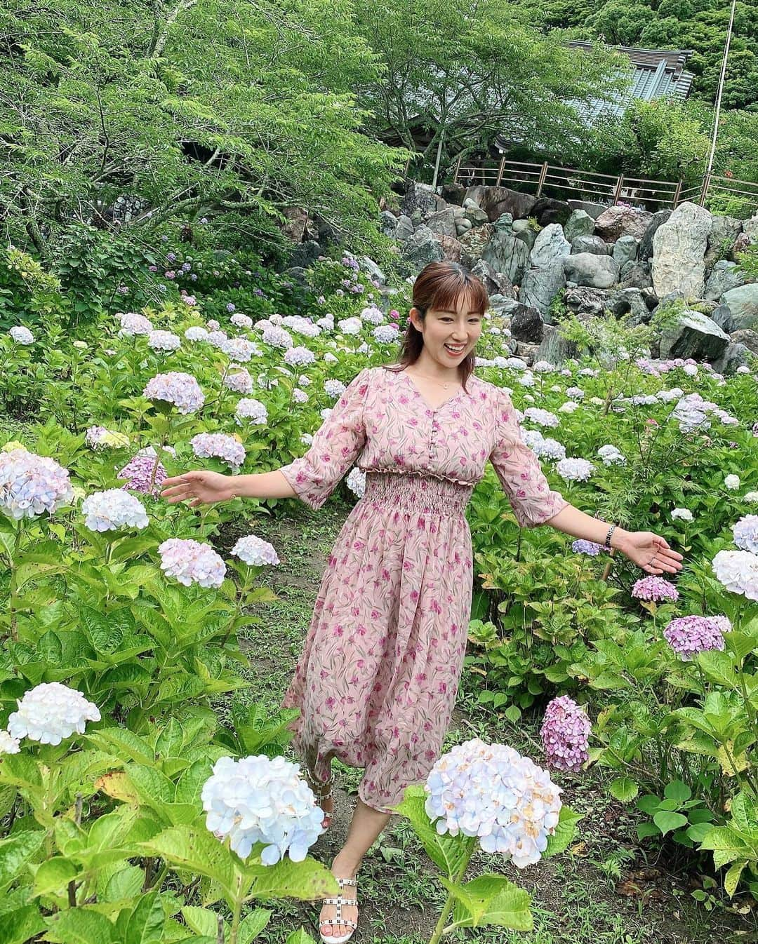 庄司ゆうこさんのインスタグラム写真 - (庄司ゆうこInstagram)「紫陽花の季節ですね💕 お散歩していたら紫陽花たくさん咲いていてテンション上がった🤗⤴️ 夏になったら大好きな向日葵が咲くから楽しみっ🌻 早く梅雨明けして欲しいなぁ💕 #紫陽花#散歩道#梅雨#6月#早く梅雨明けて#ワンピース#モントレゾール#向日葵#楽しみ」6月25日 21時52分 - yuko.shoji