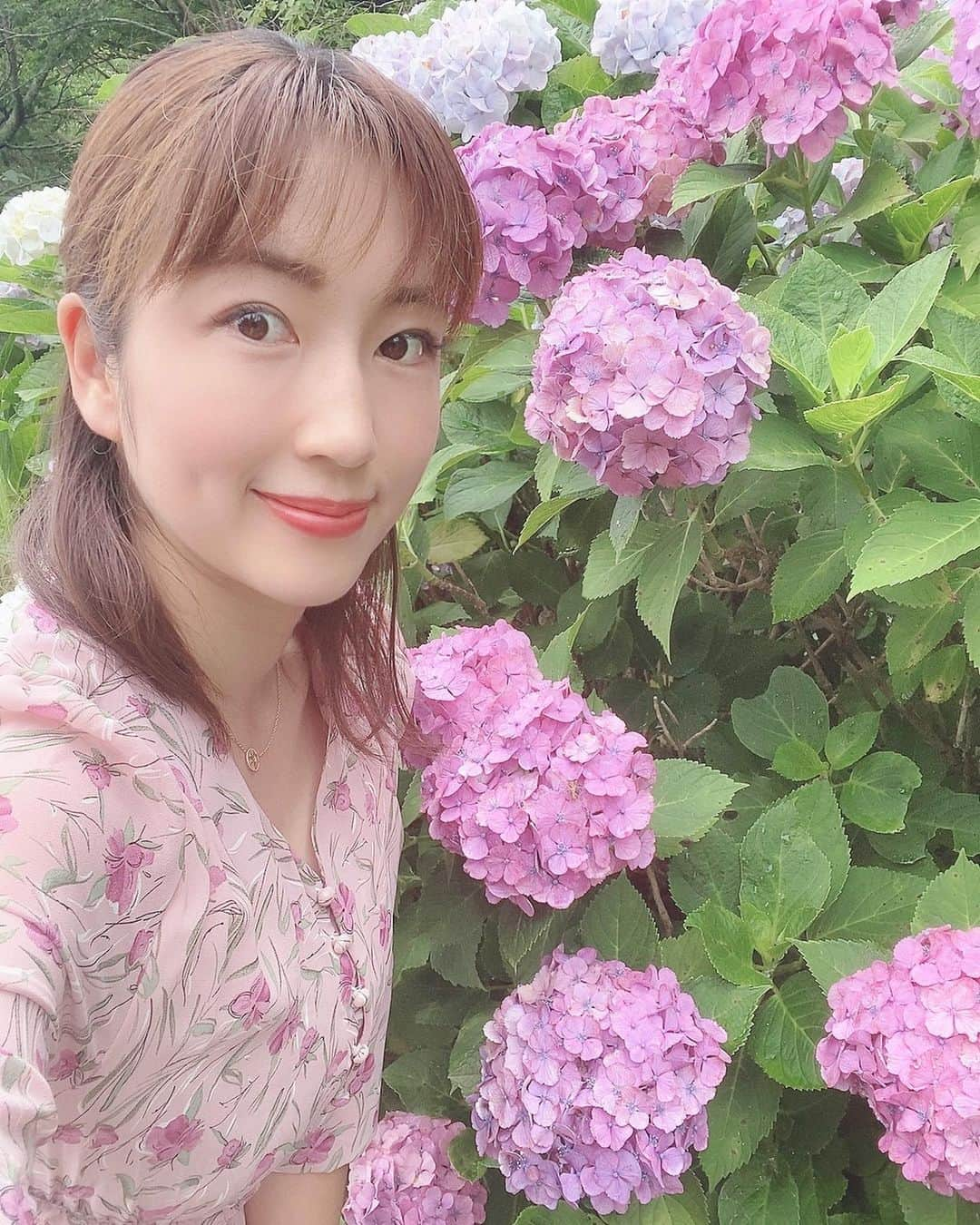 庄司ゆうこさんのインスタグラム写真 - (庄司ゆうこInstagram)「紫陽花の季節ですね💕 お散歩していたら紫陽花たくさん咲いていてテンション上がった🤗⤴️ 夏になったら大好きな向日葵が咲くから楽しみっ🌻 早く梅雨明けして欲しいなぁ💕 #紫陽花#散歩道#梅雨#6月#早く梅雨明けて#ワンピース#モントレゾール#向日葵#楽しみ」6月25日 21時52分 - yuko.shoji