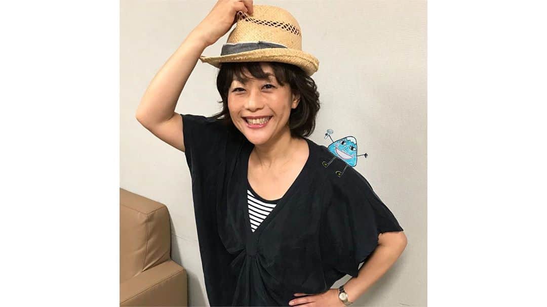 フジテレビアナウンサーのインスタグラム：「木村くん。 確かにスーツに着替える前、白いTシャツ姿かも！ 私もTシャツの他、ニットやブラウスも、白を愛用しています❤️ でも気がつくと、ソースやタレが、ハネていて・・😓 さて、私からは旅の思い出動画です。(自分が写った写真がほとんどなくて…これも数年前のもの。) まずは京都。 実は、保津川下りが大好きで、 30年前の学生時代(・・そんなに経つのか😓) に初めて乗船してから、 折に触れて足を運んでいます。  亀岡の船乗りばから嵐山まで およそ90分の川下り。  耳を澄ませてみて下さい。  櫂の音と、 川のせせらぎ、 キラキラ光る水面、 そして、青空。  ああ、今回も来て良かった、と いつも呟きながら船上にいます。  もう一つは、立山黒部アルペンルート。 電車やケーブルカーなど、色々なタイプののりものに乗れるので、それも楽しみのひとつ。  私は立山駅から入り、 弥陀ヶ原を周り、室堂で一泊。 翌日、黒部ダムを経由して長野に出ました。  山の空気は、格別。 なんといっても、山が迫ってくる雄大さ。 ヤァッ・・ホーー！！ と、叫びたくなるわけだ。 そして、蕩々と流れ出る、ダムの放水。 もとの水にあらずの迫力版！  私には、空と澄んだ空気と水が必要です。 そろそろ、旅に出たいなあ。  ところで、大村くん。 フェレットのパールちゃん、元気にしてる〜？？ #フジアナむすび #川野良子 #フジテレビアナウンサー」