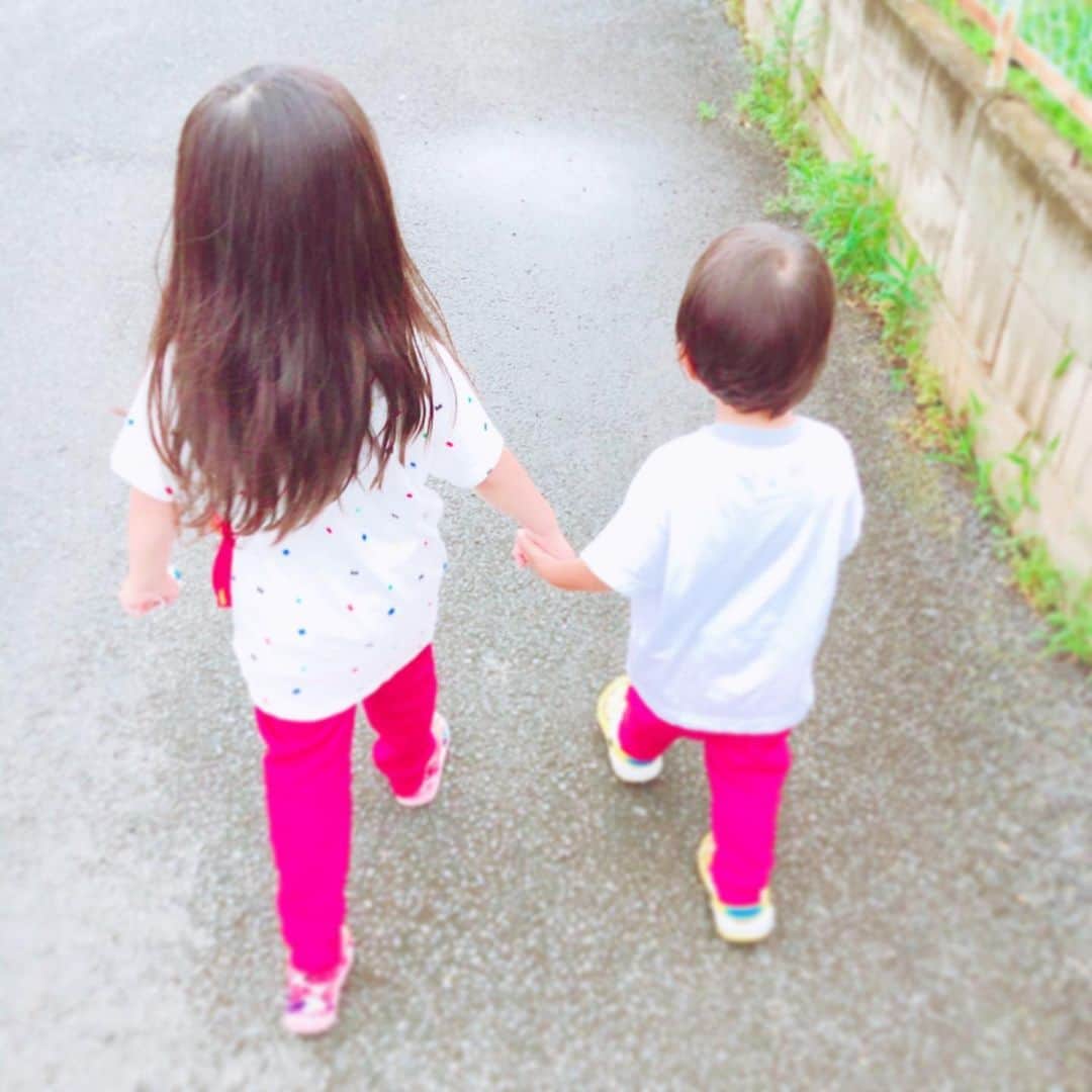 歩日さんのインスタグラム写真 - (歩日Instagram)「. 喧嘩した後のお散歩👶🏻👧🏻💕 喧嘩するほど仲がいい？？？ 毎日穏やかに過ごしたいものです笑 #娘#息子#姉弟#2歳差#2人育児#4歳#2歳#散歩」6月25日 21時55分 - aruka0823