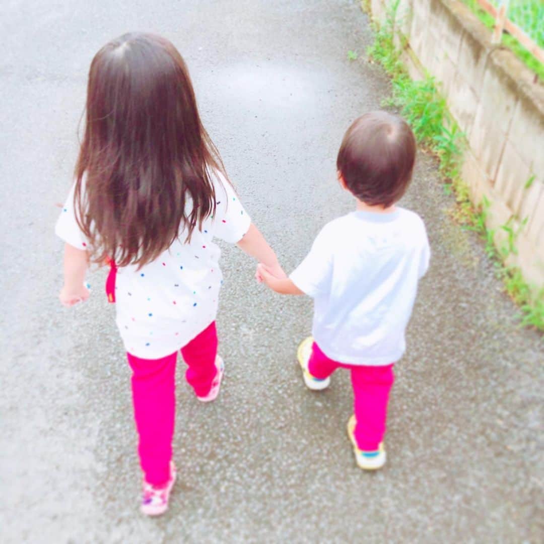 歩日のインスタグラム：「. 喧嘩した後のお散歩👶🏻👧🏻💕 喧嘩するほど仲がいい？？？ 毎日穏やかに過ごしたいものです笑 #娘#息子#姉弟#2歳差#2人育児#4歳#2歳#散歩」