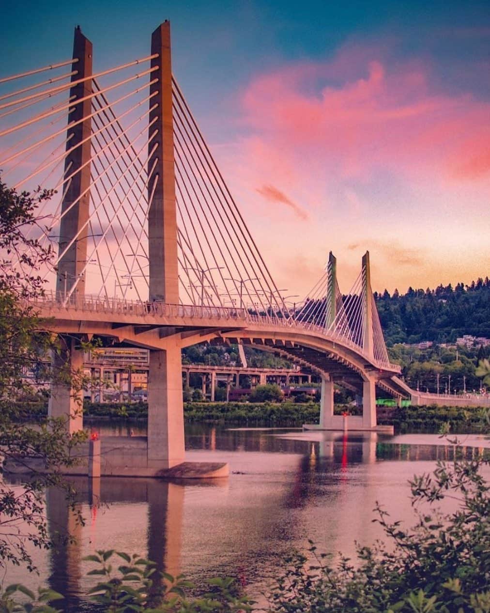 Portlandさんのインスタグラム写真 - (PortlandInstagram)「Tillikum looking pretty in pink✨ - 📷:@santu2photography #Portland #Oregon #PDX #BridgeCity #Summer」6月25日 13時03分 - portland