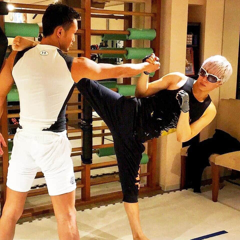 梅野源治のインスタグラム：「@gackt さんから(いつでもマレーシアに泊まりにおいで！待ってる)って連絡がきた♪　嬉しいですね😊 この現状が収束してきたら、遊びに行きたいし、またトレーニングも教えてもらいたいな♪ #感謝　#ドＳ先生」