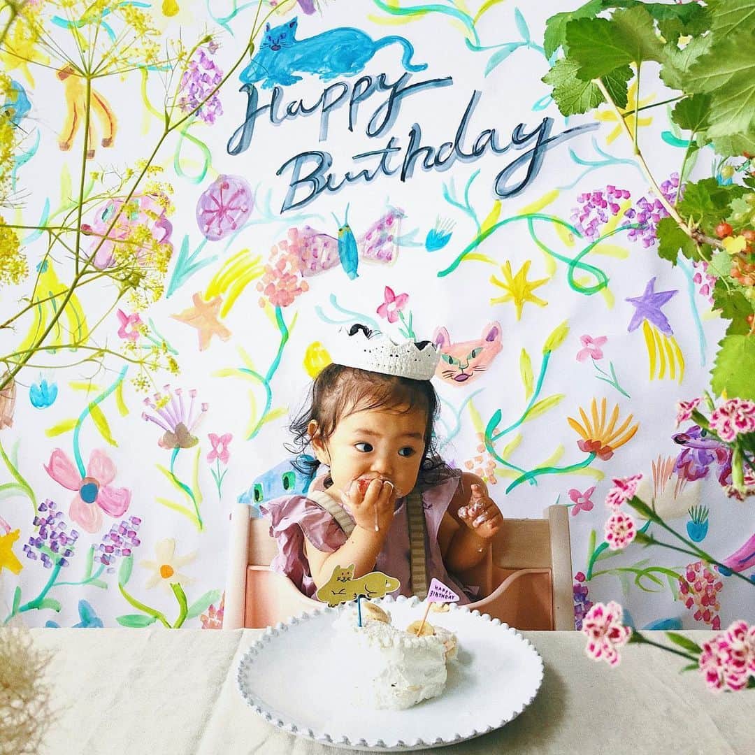 石野千尋のインスタグラム：「Happy 1st Birthday 🎂 1歳になりました！ . June.22.2020 👶🏻 #はじめてのおたんじょうび #happybirthday #1stbirthday #photowall #painting #artwall #photographer #smashcake #1歳バースデー #スマッシュケーキ #自宅写真館 #📸 #🎂 #🍓」