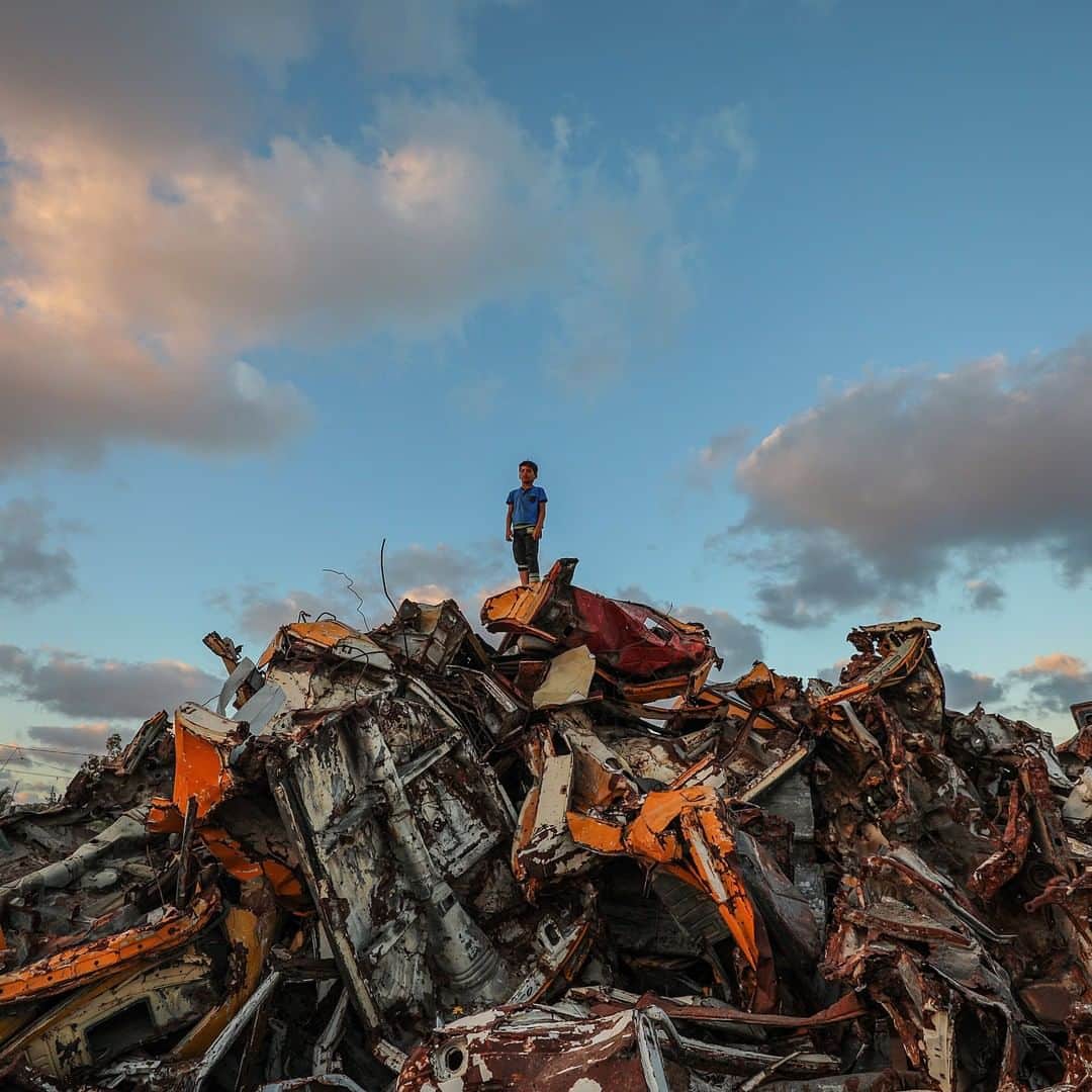 ABC Newsさんのインスタグラム写真 - (ABC NewsInstagram)「A Palestinian boy is seen standing amid a pile of totaled cars near his family home in Khan Younis refugee camp in the southern Gaza Strip. (📷: Mohammed Saber/EPA via Shutterstock)」6月25日 13時01分 - abcnews
