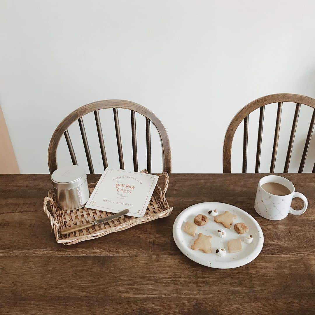 yuiのインスタグラム：「o ya tsu 🕒 久々の食卓pic. かわいすぎるクッキーをもらったのでゆっくりcoffee time. お気に入りのマグで😘」