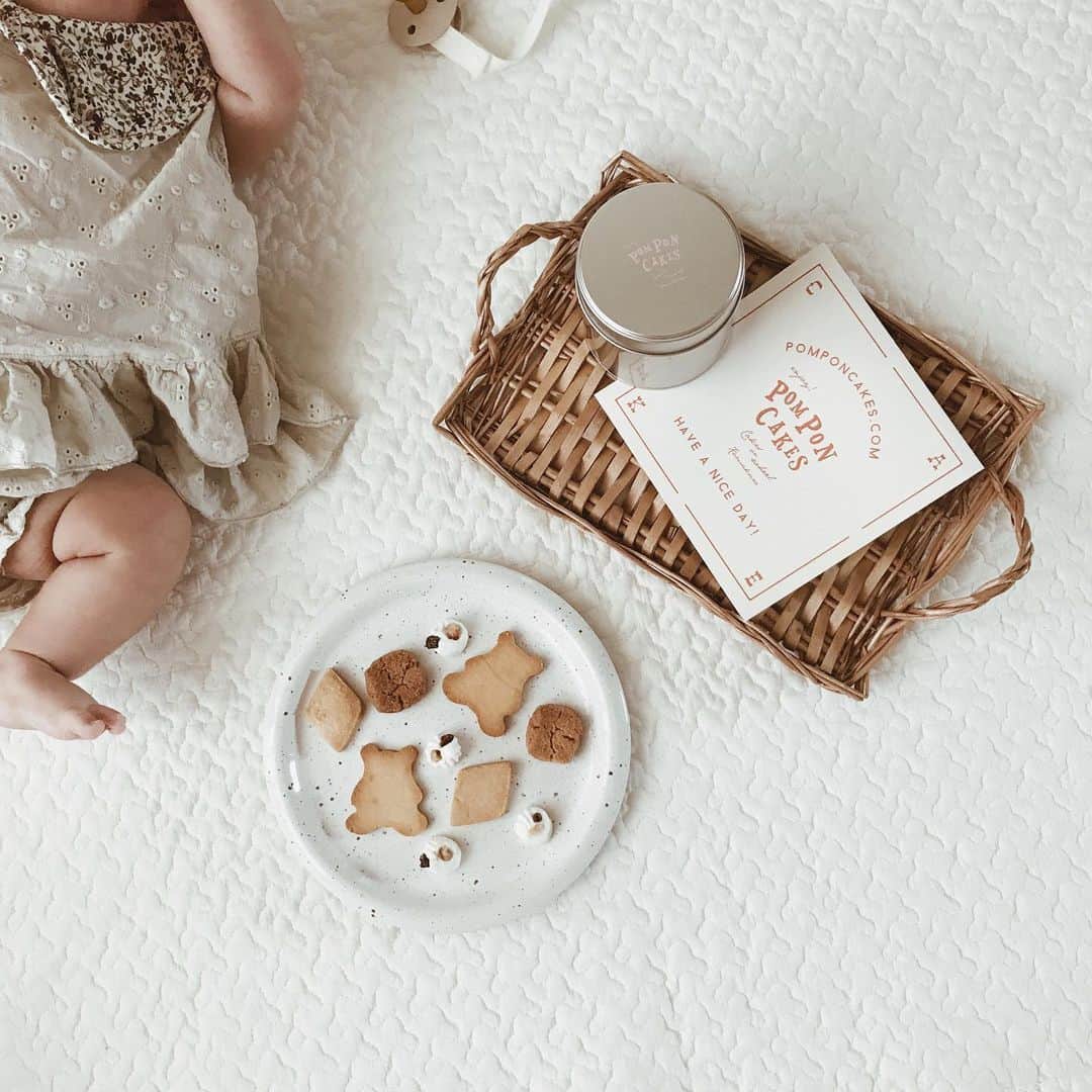 yuiのインスタグラム：「🧸🍪🧸🍪 むすめが寝てる間におやつこっそり食べようと思ったら、起きた😳(さすがは食いしん坊👶🏻) イギリスつながりの友達が贈ってくれたギフト♡趣味が合いすぎでびっくりだったけど、嬉しかった♡笑 thank you Saorin♡ @_s_moment」