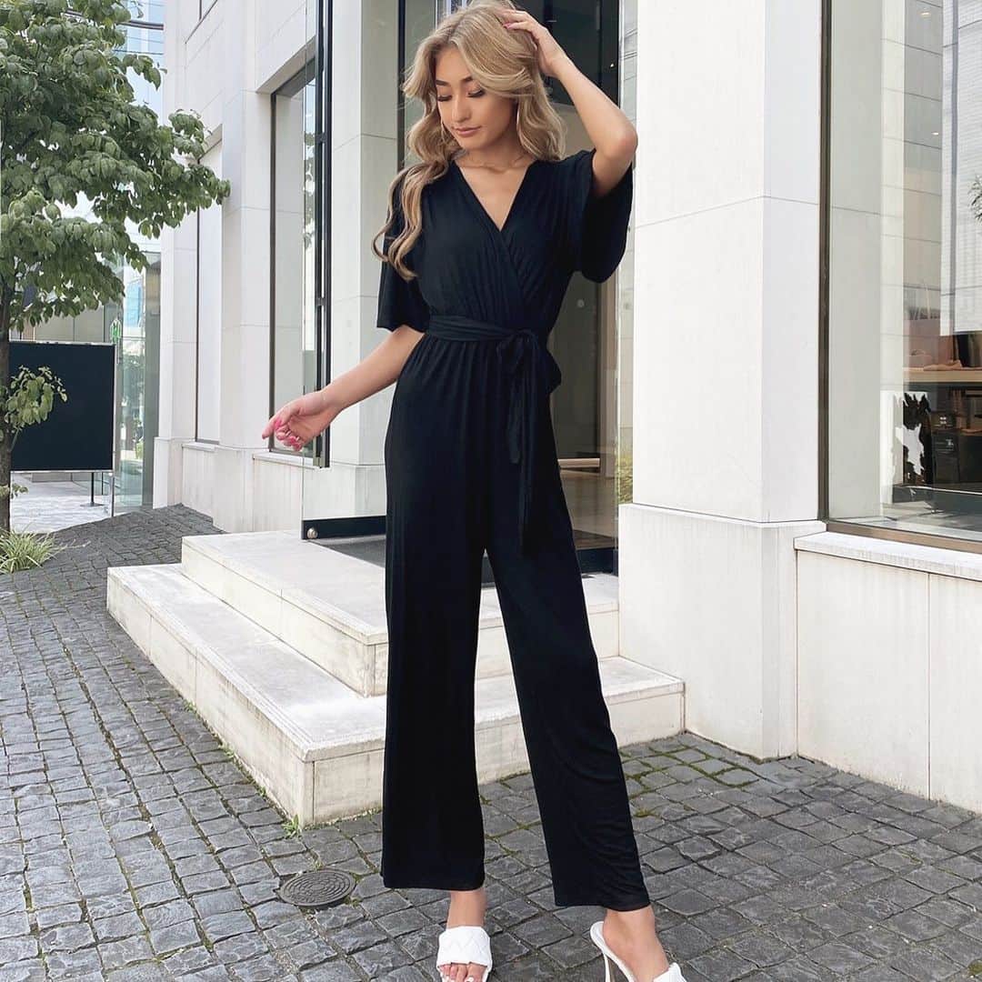 のインスタグラム：「𝐍𝐄𝐖 𝐀𝐑𝐑𝐈𝐕𝐀𝐋𝐒🌿 ﻿ ﻿ カートに入れると自動で5%OFF㊙️﻿ ﻿ ➖ カシュクールリラックスロンパース ➖﻿ 3日間限定20%OFF✨本日‼️〜6/25(Thu)18:59end.﻿ ﻿ ﻿ 伸縮性のある柔らかな肌触りの良い素材を使用した、﻿ ﻿ リラックスロンパースになります✨ ﻿ デコルテを美しく演出してくれる﻿ カシュクールネックに﻿ ﻿ 高めのウエスト位置のリボン仕様で﻿ スタイルアップ間違いなしっ✨﻿ ﻿ 気になる二の腕も﻿ ほんのりフレアスリーブデザインでカバー出来ます。﻿ ﻿ #new #newarrivals #rompers #cachecoeur﻿ #relax #resort #AnelaTokyo ﻿」