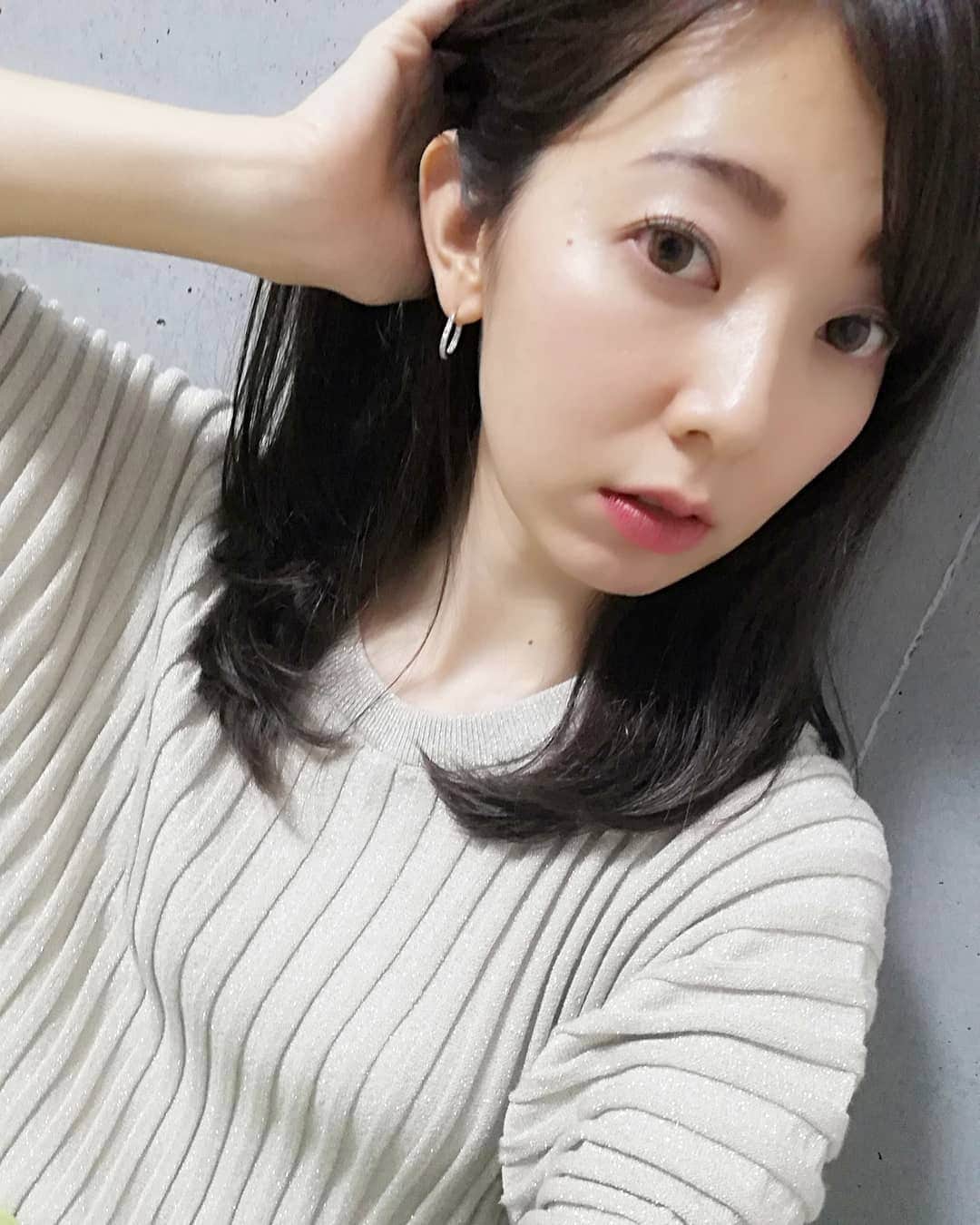 杉山由紀子さんのインスタグラム写真 - (杉山由紀子Instagram)「New hair💗 毎度お馴染みな、寺尾さんにお願いしました♪ ➡️ @takumi__terao * ほんといつも安心感がすごい🤭 お任せでー♪っていつもお願いしてます(^-^) * 今回はバッサリいきたかったので 久しぶりのミディアムに💇‍♀️!!!! 一番最後の写真がbefore！！ * かなりドキドキしたーwww * * ここからの色落ちたときが またいい色なんだよねー✨ * 寺尾さんありがとうございました♬ laf→ @laf_garden (ginza) * * #medium #ミディアム #カット #グレージュ #ミルクティーグレージュ #美容室 #銀座 #laf #garden #cut #color #イメチェン」6月25日 13時09分 - yukikosugiyama