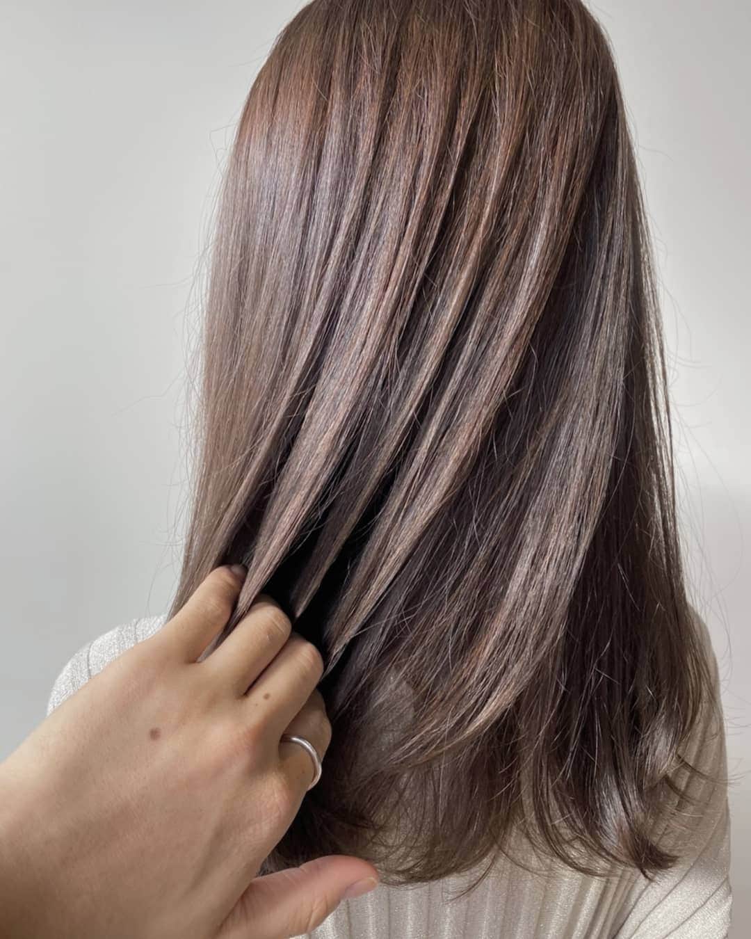 杉山由紀子さんのインスタグラム写真 - (杉山由紀子Instagram)「New hair💗 毎度お馴染みな、寺尾さんにお願いしました♪ ➡️ @takumi__terao * ほんといつも安心感がすごい🤭 お任せでー♪っていつもお願いしてます(^-^) * 今回はバッサリいきたかったので 久しぶりのミディアムに💇‍♀️!!!! 一番最後の写真がbefore！！ * かなりドキドキしたーwww * * ここからの色落ちたときが またいい色なんだよねー✨ * 寺尾さんありがとうございました♬ laf→ @laf_garden (ginza) * * #medium #ミディアム #カット #グレージュ #ミルクティーグレージュ #美容室 #銀座 #laf #garden #cut #color #イメチェン」6月25日 13時09分 - yukikosugiyama