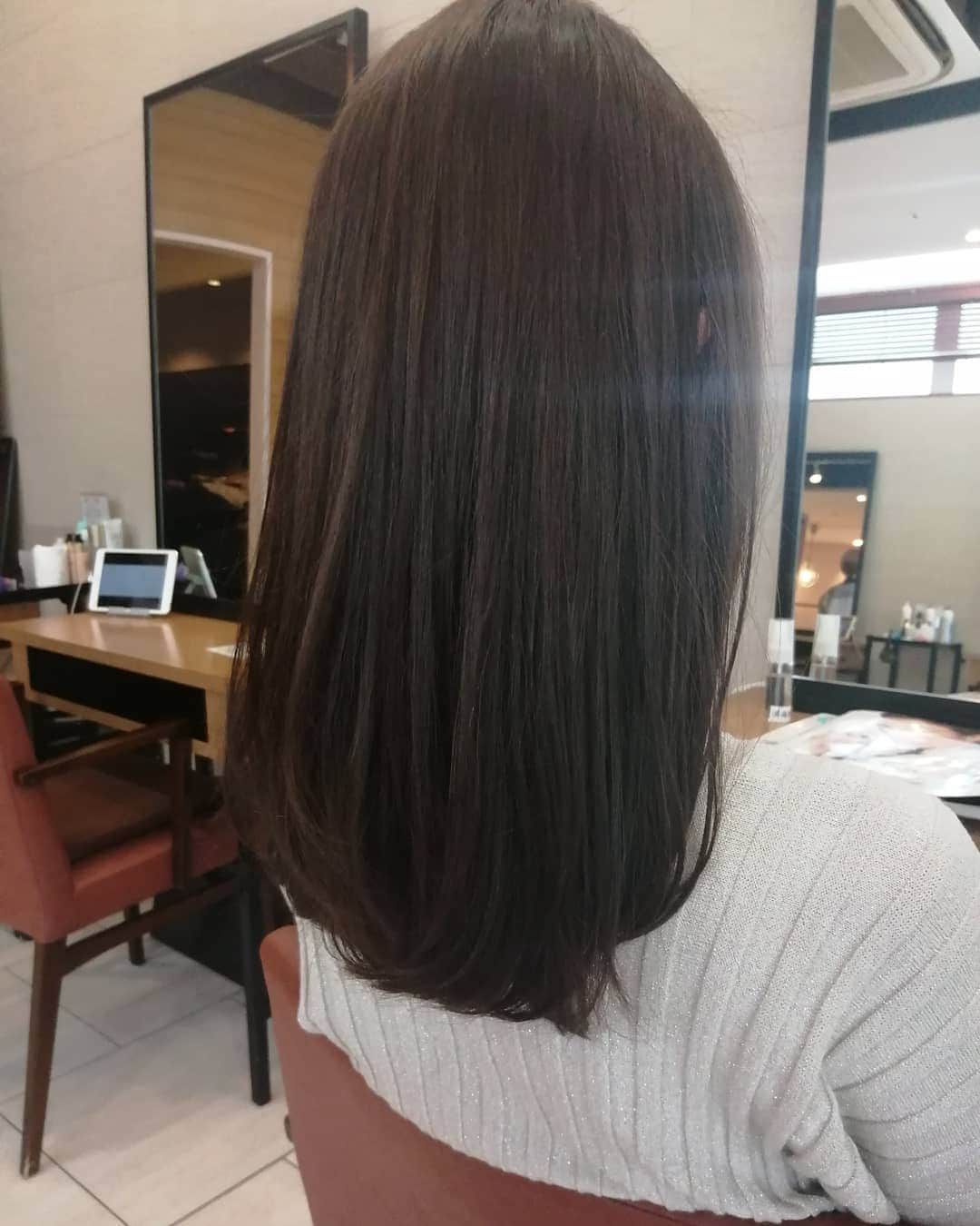 杉山由紀子さんのインスタグラム写真 - (杉山由紀子Instagram)「New hair💗 毎度お馴染みな、寺尾さんにお願いしました♪ ➡️ @takumi__terao * ほんといつも安心感がすごい🤭 お任せでー♪っていつもお願いしてます(^-^) * 今回はバッサリいきたかったので 久しぶりのミディアムに💇‍♀️!!!! 一番最後の写真がbefore！！ * かなりドキドキしたーwww * * ここからの色落ちたときが またいい色なんだよねー✨ * 寺尾さんありがとうございました♬ laf→ @laf_garden (ginza) * * #medium #ミディアム #カット #グレージュ #ミルクティーグレージュ #美容室 #銀座 #laf #garden #cut #color #イメチェン」6月25日 13時09分 - yukikosugiyama