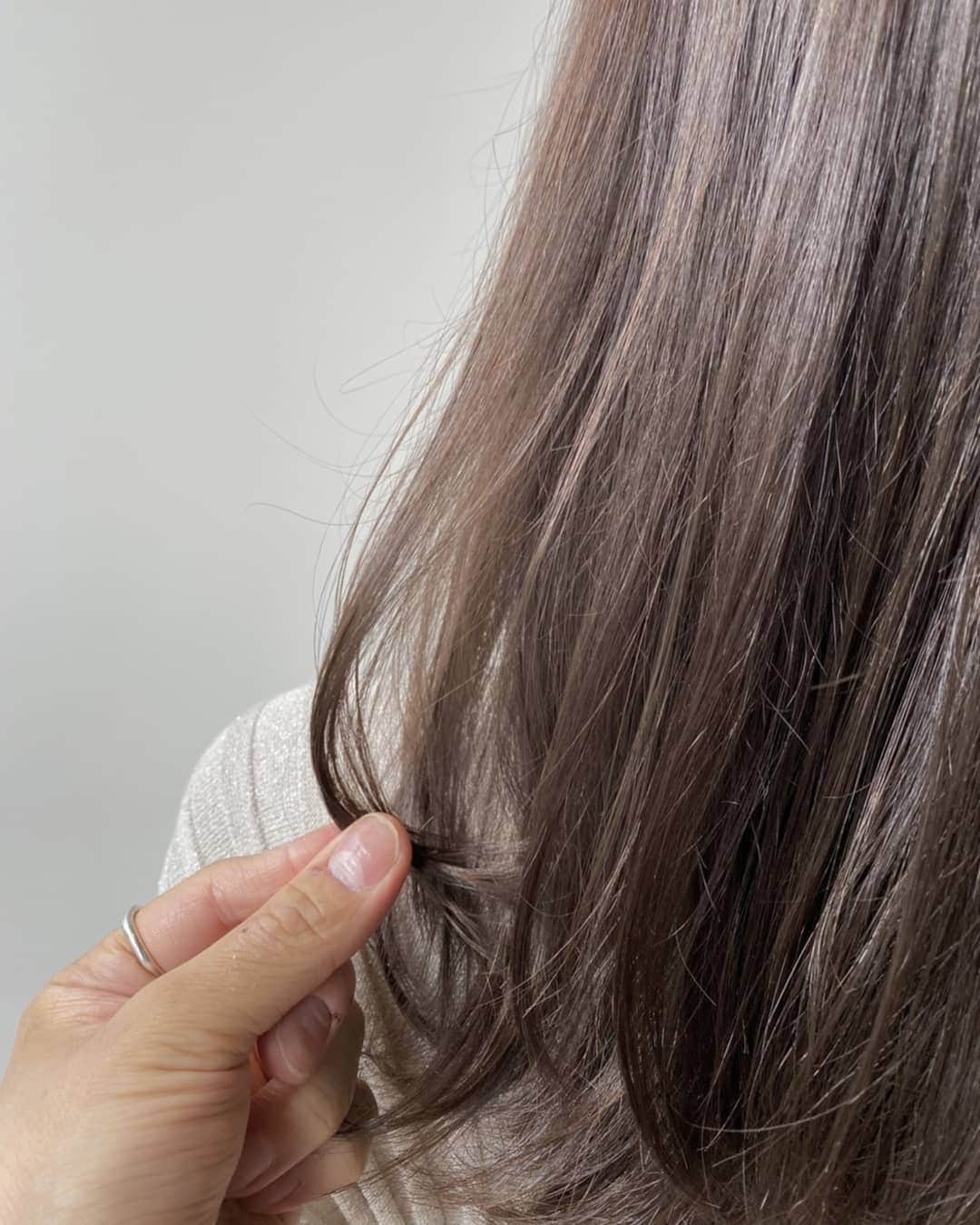 杉山由紀子さんのインスタグラム写真 - (杉山由紀子Instagram)「New hair💗 毎度お馴染みな、寺尾さんにお願いしました♪ ➡️ @takumi__terao * ほんといつも安心感がすごい🤭 お任せでー♪っていつもお願いしてます(^-^) * 今回はバッサリいきたかったので 久しぶりのミディアムに💇‍♀️!!!! 一番最後の写真がbefore！！ * かなりドキドキしたーwww * * ここからの色落ちたときが またいい色なんだよねー✨ * 寺尾さんありがとうございました♬ laf→ @laf_garden (ginza) * * #medium #ミディアム #カット #グレージュ #ミルクティーグレージュ #美容室 #銀座 #laf #garden #cut #color #イメチェン」6月25日 13時09分 - yukikosugiyama
