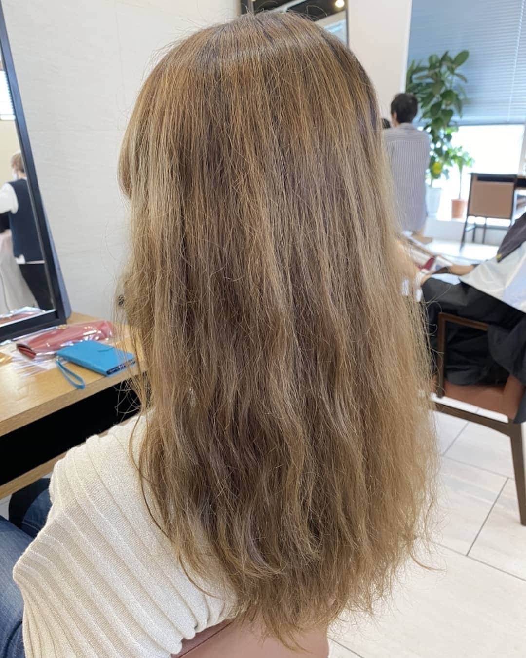 杉山由紀子さんのインスタグラム写真 - (杉山由紀子Instagram)「New hair💗 毎度お馴染みな、寺尾さんにお願いしました♪ ➡️ @takumi__terao * ほんといつも安心感がすごい🤭 お任せでー♪っていつもお願いしてます(^-^) * 今回はバッサリいきたかったので 久しぶりのミディアムに💇‍♀️!!!! 一番最後の写真がbefore！！ * かなりドキドキしたーwww * * ここからの色落ちたときが またいい色なんだよねー✨ * 寺尾さんありがとうございました♬ laf→ @laf_garden (ginza) * * #medium #ミディアム #カット #グレージュ #ミルクティーグレージュ #美容室 #銀座 #laf #garden #cut #color #イメチェン」6月25日 13時09分 - yukikosugiyama