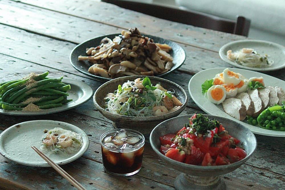 あやこのインスタグラム：「. 主人と#ふたりランチ  #鶏ハム に#茹で卵 で#アスリート飯  なっトマ(納豆×トマト)には庭の紫蘇を . いんげんには胡麻と精米後の#糠 も合わせて炒って . #割り干し大根 は#干し椎茸 と戻して油で炒めて塩のみ . #春雨 も一緒に戻して パクチーではなく今回はクレソンで#ヤムウンセン . 半日かけて落とした#水出しコーヒー は #夫婦ラン の寄り道として#行きつけの店 で あーだこーだと２人で豆を選んでは 目の前で焙煎してもらって . ひとり時間が大好き同士の夫婦ですが 時折こんな風に交わり共感出来る時間 大切にしていきたい . 食後はそれぞれの時間を早速楽しんでいます . #神奈川県　#mebyoスタイルアンバサダー  #野菜たっぷり #たんぱく質摂取 #旬の食材 #夫婦時間 #幸せの形#理想の夫婦 像は#人それぞれ」