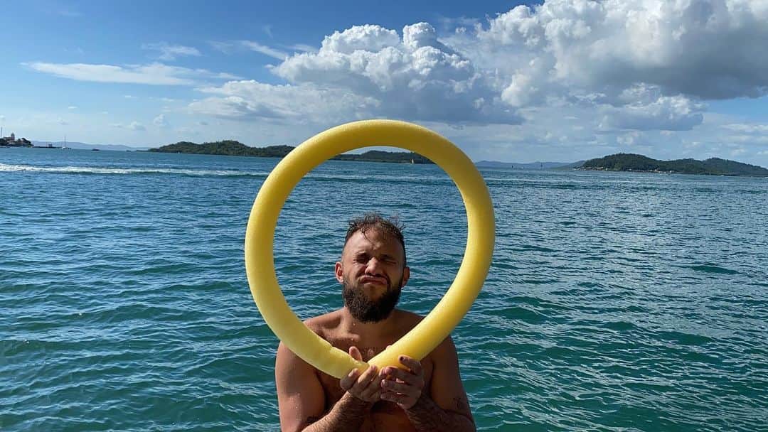 のインスタグラム：「na minha cabeça às vezes penso em juntar rio bahia e são paulo num só eixo, estreitar o mundo, mas não posso. tento mais um pouco. não de novo. tudo bem. existem pessoas que a gente nem precisa trazer pra perto porque já passaram a existir perto, e perto ficarão. eu te conheci na sala do tourinho e você não parava quieto, eu tava com muito sono. dois minutos de conversa, olhei pra tua cara e disse que era canceriano: acertei em cheio. habemus aniversariante de hoje. fui apelidada de Liliguela e nenhum apelido faria mais sentido para um amor de verão. você me botou pra dançar mais do que jamais dancei na vida. dançou junto comigo. me levou pra conhecer a sua bahia e cantou música em iorubá pra me acalmar quando me doía o corpo todo até a unha. chorei tanto nesse dia, eu lembro. me esquentou um banho de folhas quando eu tomei um baita susto e me mandou os áudios com os apelidos mais exóticos que já recebi. me ensinou a falar mais quando não gosto, e até me introduziu no pandeiro. muita saudade do seu abraço e da sua coçadinha de garganta. te amo, pvt @ubunto3mundo! feliz aniversário, muitas séries infanto-juvenis na sua vida seguidas de set com pista fervendo e maniçoba na mesa. obrigada pelos morangos no café da manhã.」