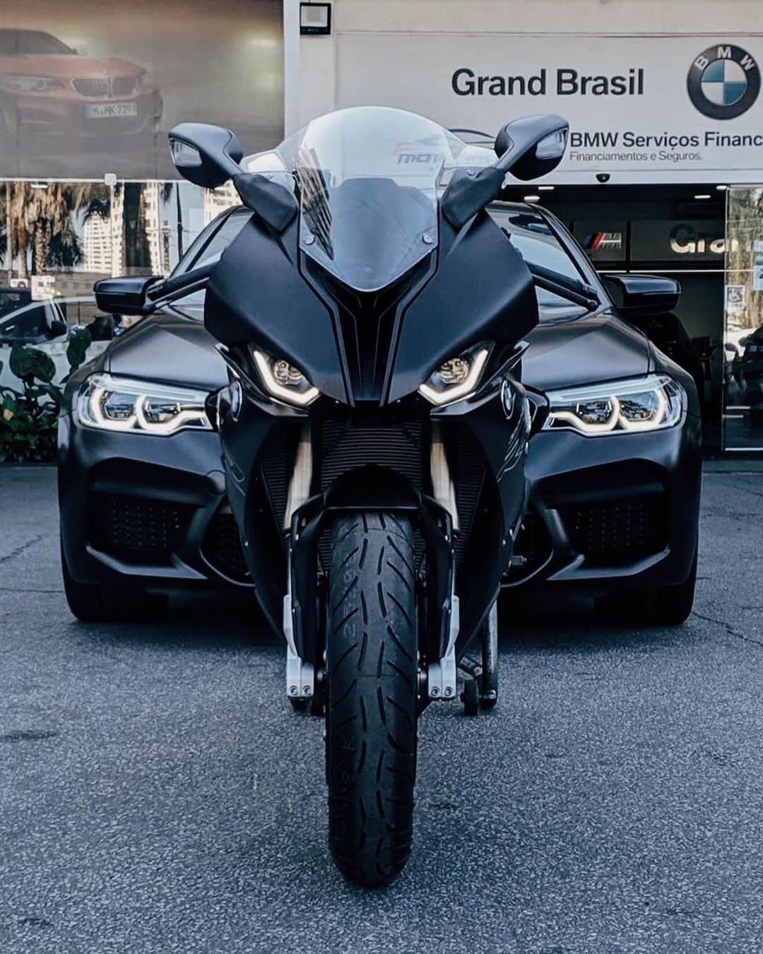CARLiFESTYLEさんのインスタグラム写真 - (CARLiFESTYLEInstagram)「S1000RR and M5 Black. Pick one! Photo by @bmw.richers #carlifestyle」6月25日 13時16分 - carlifestyle