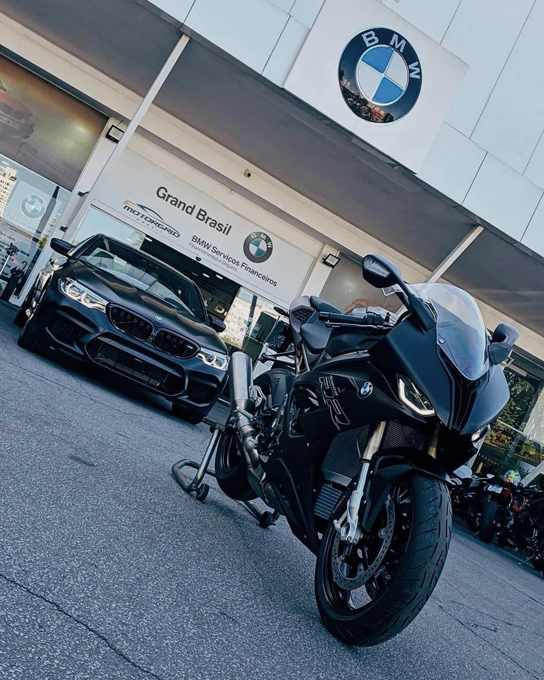 CARLiFESTYLEさんのインスタグラム写真 - (CARLiFESTYLEInstagram)「S1000RR and M5 Black. Pick one! Photo by @bmw.richers #carlifestyle」6月25日 13時16分 - carlifestyle