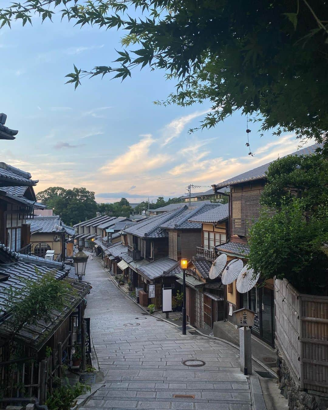 Hiroe Hiranoさんのインスタグラム写真 - (Hiroe HiranoInstagram)「京都へ。﻿ 岡山→香川→徳島へ。﻿ ﻿ 久々にフットワークの軽い﻿ MYスタイルが復活✨ ﻿ ﻿ 夜は、東山や祇園エリアへ。﻿ #八坂の塔 の夕日が美しかった。﻿ ﻿ また胸いっぱいなった出来事もあって。﻿ 久しぶりに涙がでてきて。 感謝でいっぱいになった💎﻿ ﻿ ﻿ 日本の古き良き伝統や﻿ 文化を巡ったり。﻿ ﻿ 歴史を繋いでいくことができたらと﻿ 想いを馳せながら。﻿ ﻿ 今朝は、PRESS向けZOOMイベントの収録を﻿ 京都のホテルにて。良き時間でした🌟﻿ 一般シェアもするので、また告知します✨﻿ ﻿ これから楽しみにしていた﻿ #建仁寺 の特別拝観へ。﻿ ﻿ #kyoto #京都　#日本　#伝統　#traditional #sustainable ﻿#サスティナブル #平野宏枝」6月25日 13時17分 - hiroe_hirano