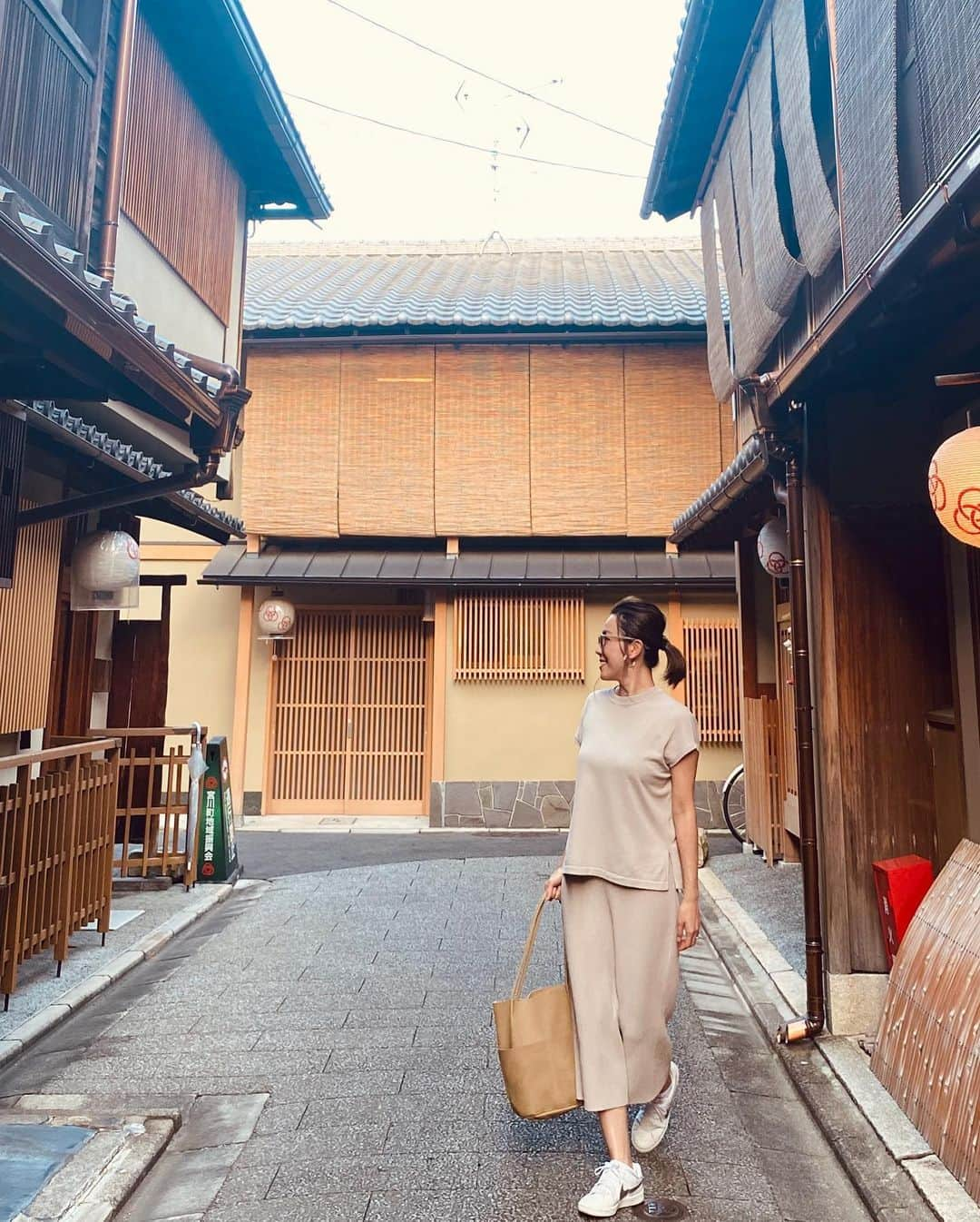 Hiroe Hiranoさんのインスタグラム写真 - (Hiroe HiranoInstagram)「京都へ。﻿ 岡山→香川→徳島へ。﻿ ﻿ 久々にフットワークの軽い﻿ MYスタイルが復活✨ ﻿ ﻿ 夜は、東山や祇園エリアへ。﻿ #八坂の塔 の夕日が美しかった。﻿ ﻿ また胸いっぱいなった出来事もあって。﻿ 久しぶりに涙がでてきて。 感謝でいっぱいになった💎﻿ ﻿ ﻿ 日本の古き良き伝統や﻿ 文化を巡ったり。﻿ ﻿ 歴史を繋いでいくことができたらと﻿ 想いを馳せながら。﻿ ﻿ 今朝は、PRESS向けZOOMイベントの収録を﻿ 京都のホテルにて。良き時間でした🌟﻿ 一般シェアもするので、また告知します✨﻿ ﻿ これから楽しみにしていた﻿ #建仁寺 の特別拝観へ。﻿ ﻿ #kyoto #京都　#日本　#伝統　#traditional #sustainable ﻿#サスティナブル #平野宏枝」6月25日 13時17分 - hiroe_hirano