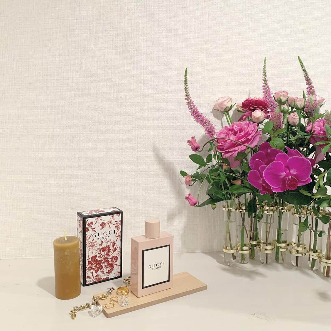 中瀬古ゆきなさんのインスタグラム写真 - (中瀬古ゆきなInstagram)「New Fragrance💐😌✨ ・ 素敵すぎるパッケージに一目惚れした グッチ ブルーム オードパルファム🌹 CDのアレッサンドロ・ミケーレが 初めて手掛けたフレグランスで ずっと気になっていたもの💗 （持っている方も多いのでは🥺？） ・ このフレグランスは、 「誠実でバイタリティがあり、 多面性を持つ現代女性が 自分だけの花を咲かせ 満開を迎える花々の様に輝く」 こんな思いが込められているそう🌹 使うたびに思い出したい素敵なメッセージ💌 ・ 香りはチュベローズやジャスミンなど お花を感じられるフローラル系です！✨ フレグランスはまとうだけで気分が上がるし、 心をニュートラルな状態にしてくれる お守り的存在です😌🙏🧡 ・ #gucci #GucciBeauty #InBloom #myroom #fragrance」6月25日 13時17分 - yuch1129