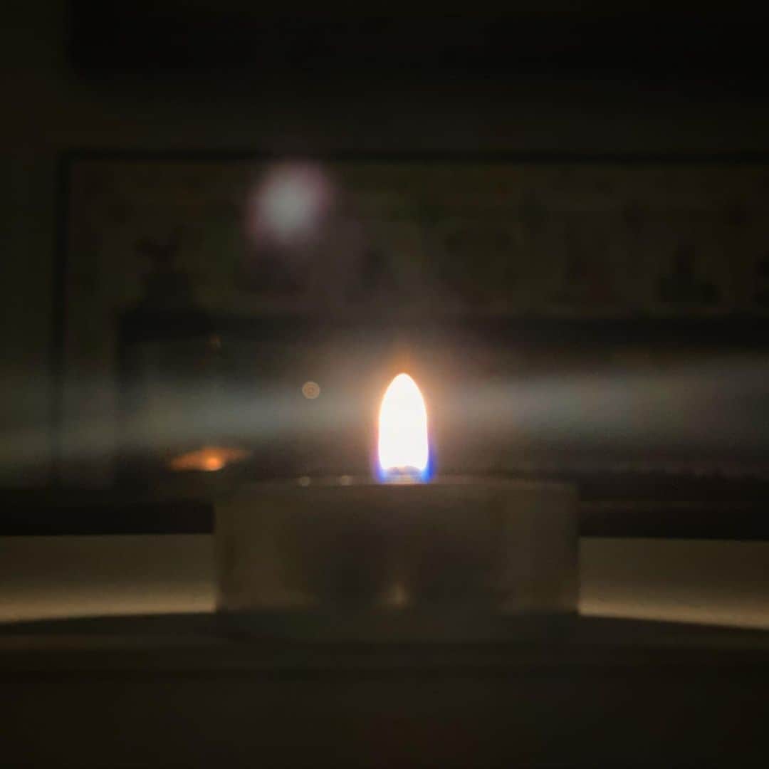 ブリアナ・エヴィガンのインスタグラム：「Light a candle, sit in front of it, stare at it, and just listen. Look at those 2 lines coming out of the flame on each side. A reflection of connection, right in front of our eyes. You can’t miss it. We are so connected, we are feeling each others pain while sitting in our living rooms. The heaviness of the world and the weight of suffering feels too big at times. Moments like these remind me that I’m exactly where I’m supposed to be. I have god, I have love, I have family, I have friends. I have water. I have courage. I have hope. I have strength. I have light. I am light. There is light in my eyes. I see the light in yours. These lines are something we can actually grab onto. The energetic field is real. I feel you, I know you feel me. When things get too big, remember one of the reasons you’re feeling so much is because you’re feeling everyone’s feelings. It’s collective. We need to think collectively. We are one. If you don’t believe that, I hope you wake up and start believing it. We need each other, deeply. With out you, I can’t do life. Where ever you go, I go. So let’s be better. Let’s go the right way and turn this place around. My heart hurts just like yours, whatever our circumstances in life have been. So please be here now. I’m with you, be here with me too. Light a candle stare into it, and see what comes. Be a peace maker not a peace keeper. That’s what we really need right now.」