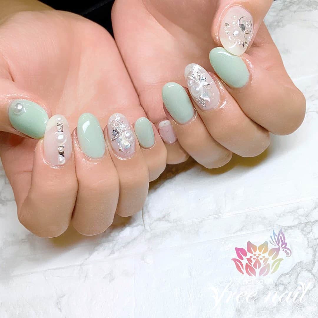 free nail フリーネイルのインスタグラム：「. お客様ネイル💅🏻🍐✨ . くすみミントカラーネイル🍃✨ . 夏ネイルデザイン🐚✨ . ▶︎▶︎▶︎スワイプして動画も見てね☝︎🎬✨ . ご来店ありがとうございました🙇🏻‍♀️🙇🏻‍♀️🙇🏻‍♀️💗 . . #ネイルアート #ジェルネイル #ネイルサロン #大阪ネイルサロン #ネイルデザイン #ネイルチェンジ #パールネイル #シェルネイル #ネイルパーツ #ラメネイル #ミントグリーンネイル #ミントカラーネイル #デザインネイル #トレンドネイル #おしゃれネイル #シンプルネイル #初夏ネイル #夏ネイル #nailsart #nailsdid #美甲 #日式美甲 #日式美甲胶 #日本美甲师 #日本美甲老师 #美甲上课 #日本胶 #フリーネイル #freenail」