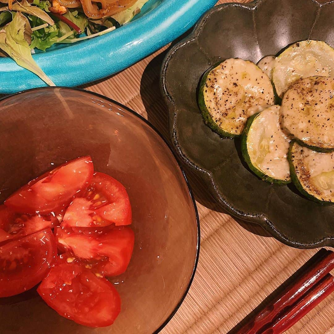 マギーさんのインスタグラム写真 - (マギーInstagram)「昨日の夜ご飯🌝 ﻿ ＊たこじゃがいも玉ねぎの﻿ スパイシー炒め﻿ ＊ささみとねぎの梅肉中華和え﻿ ＊ズッキーニのパルメジャーノ焼き﻿ ＊美味しいトマト(笑)﻿ ﻿ だいたい毎日自炊してる👼 身体の為につくって食べてるから 載せるほどでもないのが本音。笑」6月25日 13時24分 - maggymoon