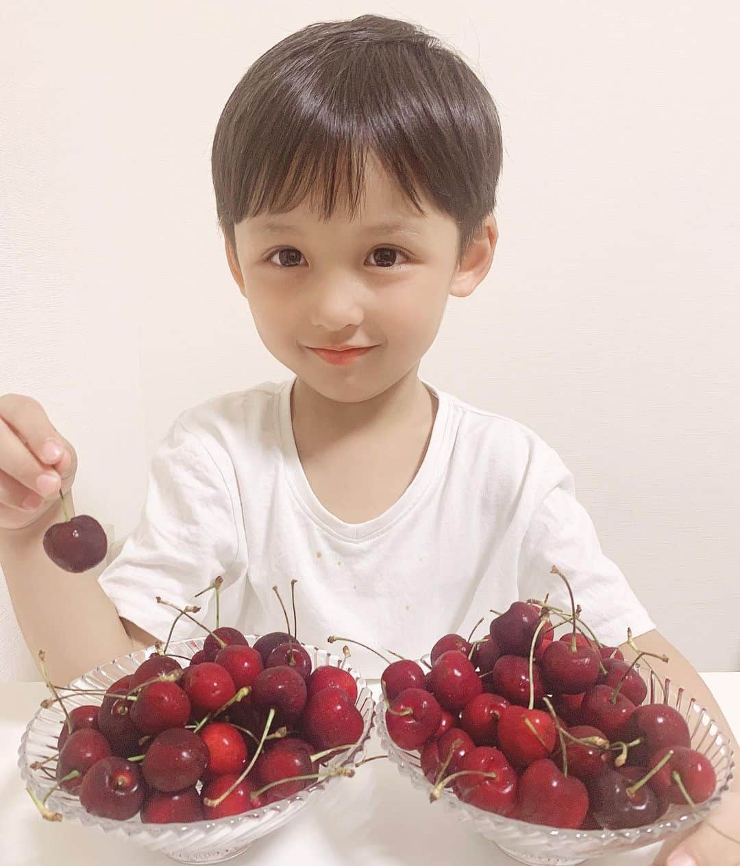 ひかるのインスタグラム：「☺️🍒 . チェリーのお願いを @wellness_fruits の投稿に書きました！！ . みなさんいつもわたしのタグを たっっっっっっっくさん付けてくれるんですが お返事も返しきれなかったり遅かったり埋もれちゃったりするので @wellness_fruits で一括管理させてください🥺❤️ . もちろんとってもうれしいので 🍒 @cho_so_ 🍒 @wellness_fruits  ダブルタグづけしてくださっても🙃笑 . . ただ、来年度のスペシャルな企画は　@wellness_fruits のタグがないと参加できないのでご注意ください🥺 . . わたしもちゃっかり タグつけちゃお！！！🤣🤣🍒❤️ . . . . 向こうにも書きましたが リピーター様、ご新規様、たくさんの方にお届けできること、うれしい声が聞けることが、最大のやりがいです☺️💕 ほんとにいいものをたくさんの方と今年も来年もこれから先ずっと共有していきたいです🍒よろしくお願いします🥰🍒 . . .」