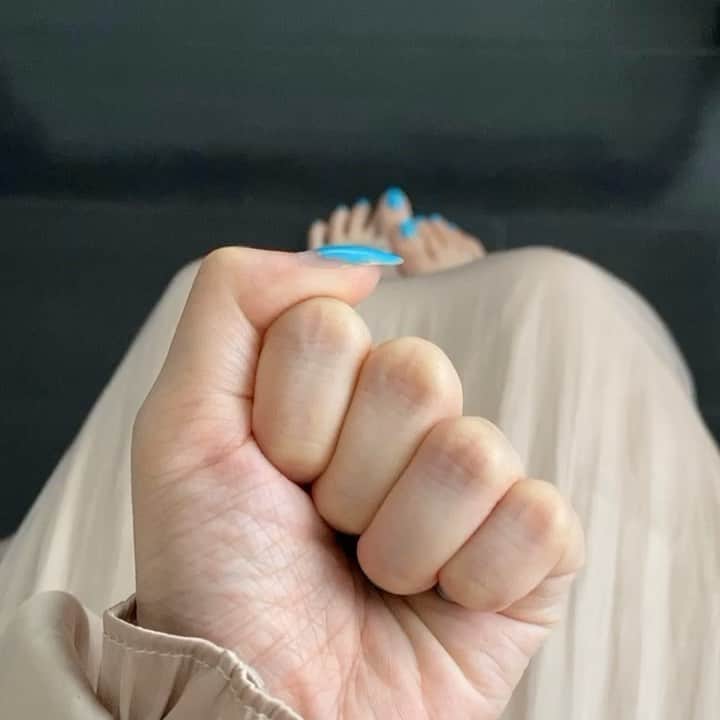 大石ほのかのインスタグラム：「手をこーしてこーして、👊🖕 顎に乗せた時に🧚‍♀️ 指先が目に届いたら小顔なんだって⭐️ . ほのかは爪を伸ばしても届きませんでした…😭👎👎👎💜oh . みんなは届いた？👀💓 .」