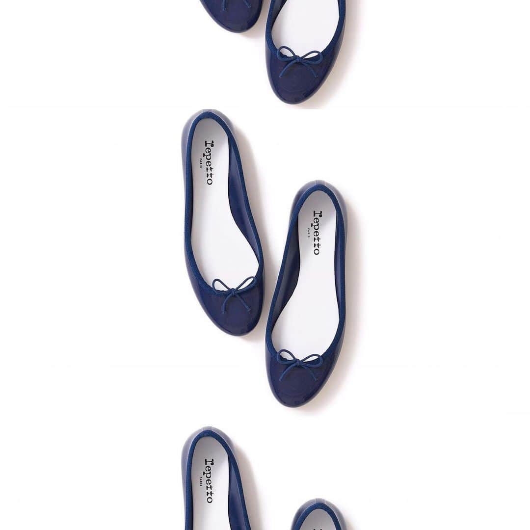 のインスタグラム：「・K.Kshop ♦️Recommended♦️ ・ ♦︎Repetto／Cendrillon Baby　(ネイビー) ・ レペットの「サンドリオン・ベイビー」モデル。こちらの商品は、ブランドのアイコンであるバレリーナシューズ「サンドリオン（Cendrillon）」のデザインをそのままに、雨の日でも履ける防水素材です。 ・ #kkcloset #kkshop #菊池京子 #kyokokikuchi #コーディネート #coordinate #code #ootd #outfit #style #春 #夏 #雨 #雨靴 #navy #バレエ #french」