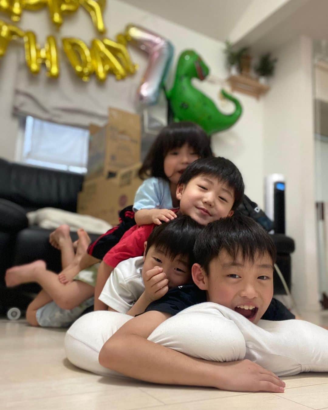 原口恵美のインスタグラム：「﻿ 団子4兄弟🍡　団子♬﻿ ﻿ ﻿ ﻿ ﻿ #後ろのダンボール #寄付活動 ﻿ #詳細は近日UP予定の主人のYouTubeへ﻿ #原口あきまさ」