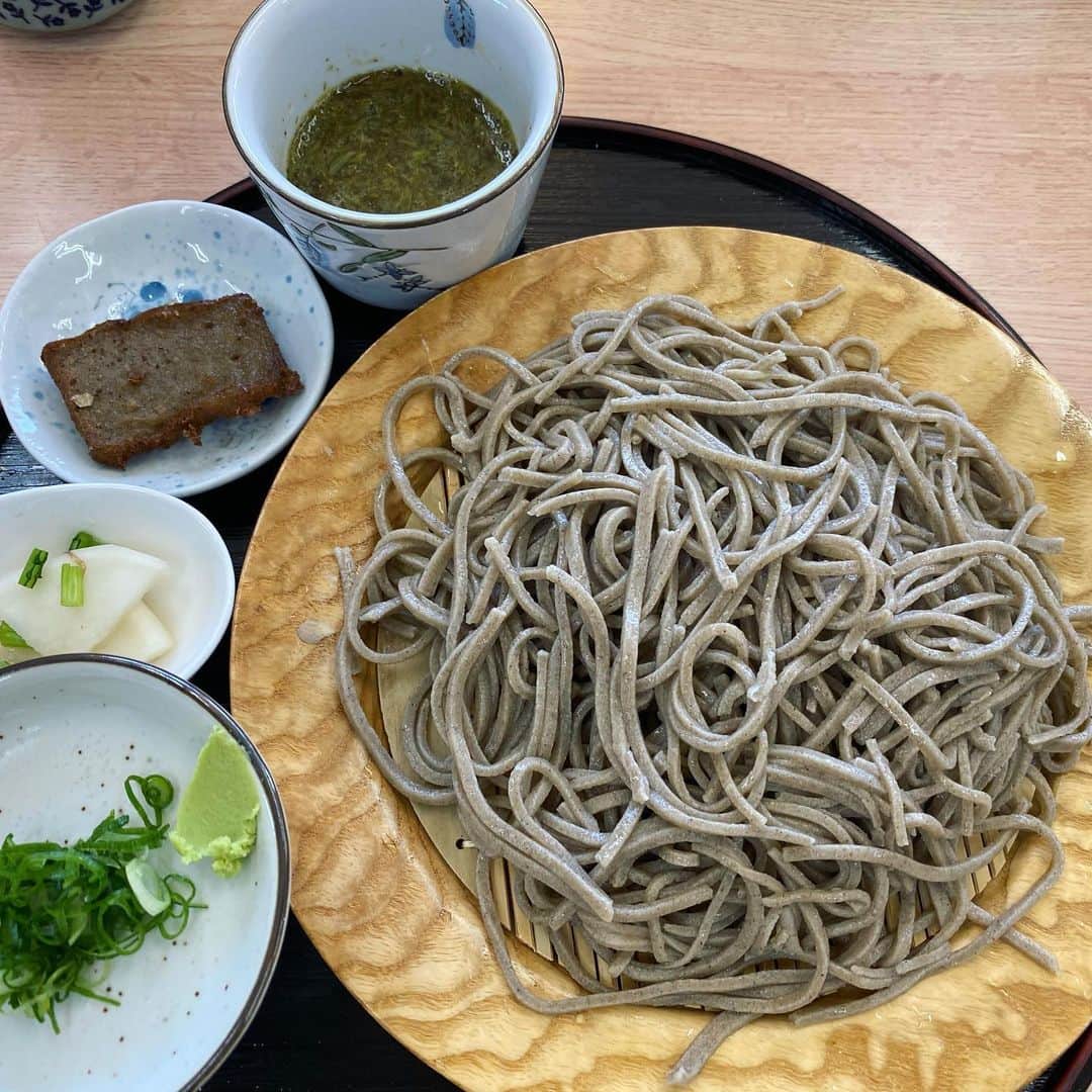 谷藤博美さんのインスタグラム写真 - (谷藤博美Instagram)「先日、佐藤アナと大堀アナと一緒に﻿少し足を延ばして千歳市まで﻿ いちご狩り🍓に行ってきました・・・！﻿ ﻿ 誰かと出かけること🚗﻿ ﻿ 一緒にご飯を食べる事🍽﻿ ﻿ マスクを外して外の空気を思いきり吸う事﻿ ﻿ 自然に囲まれる事⛰🍓﻿ ﻿ ﻿ どれも本当に久しぶりで﻿ ﻿ 何をするのも﻿ ﻿ 楽しくて、嬉しくて、﻿ ﻿ 少し泣きそうになりました。﻿ ﻿ ﻿ 道を間違えて 遠回りするハプニングも﻿ ﻿ 「北海道の景色って本当に素晴らしいなぁ」と浮かれてしまいます。（笑いが絶えないのはメンバーのおかげもありますが)﻿ ﻿ 北海道の雄大な自然に 囲まれた景色が大好きだ！！！﻿ ﻿ と改めて実感しました。﻿ ﻿ ﻿ ﻿ いちご狩りにお邪魔したのは﻿ ﻿ ‘ふれあいファームいずみ’さん﻿ ﻿ 時間無制限で大人800円！﻿ ゆった～～りといちご狩りが楽しめます🍓﻿ 最初と最後に写真を撮る時は集合 しましたが、苺を摘んでる間は完全に別行動。各々摘んでは食べておりました。笑  いちごは大好きなので、﻿ スーパーの特価価格をみつけると﻿ つい買ってしまうので﻿ 今年にはいってかなり食べてきたのですが﻿ ﻿ 2020年食べたイチゴの中で﻿ 一番甘くておいしく感じました🥰﻿摘みたては格別ですね。 ﻿ 併設されているレストランで頂いた﻿ 手打ちの十割そばもおいしかったです。﻿ ﻿ イチゴは冬のイメージもありますが﻿ 北海道の露地栽培はまさに今が旬✨﻿ ﻿ 7月中旬から下旬頃まで﻿ たのしめるそうです♪﻿ ﻿ ﻿ ﻿ 車での移動中はマスクの着用＆換気﻿ ﻿ ご飯を食べるときは横並びにする﻿ ﻿ 手洗いの徹底！  を心がけながら  コロナ以前とは少し違う﻿ ﻿新しいスタイルでの “プチ旅”となりました。﻿ ﻿ ﻿ 移動自粛制限が解けたからといって﻿ 油断はできませんが﻿ ﻿ 3密を避けながら、感染予防対策をしつつ﻿ ﻿ 大好きな北海道を　少しずつ楽しんで行きたいと思います😊﻿ ﻿ ﻿ ﻿#北海道　#hokkaido #北海道放送　#アナウンサー　#谷藤博美　#佐藤彩　#大堀結衣　#いちご狩り　#いちご　#三密は避けて　#そば　#ふれあいファームいずみ #ドライブ　#プチ旅　#千歳市　#道内旅行　#strawberry #苺」6月25日 13時54分 - tanifuji_63