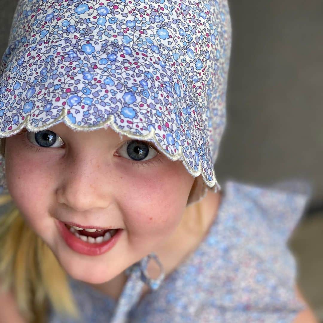 ジェシカ・キャプショーのインスタグラム：「In a world that gets more and more complex and challenging in seemingly every instant of the day, it sure is nice to look at this little face on repeat...」